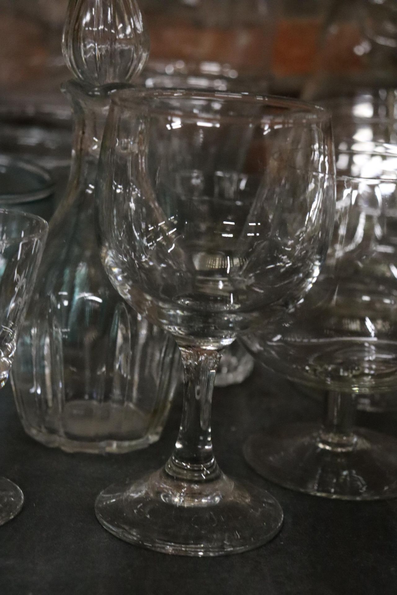 A QUANTITY OF GLASSWARE TO INCLUDE A LARGE FOOTED BOWL, GLASSES, TANKARDS, TUMBLERS, ETC - Image 9 of 12