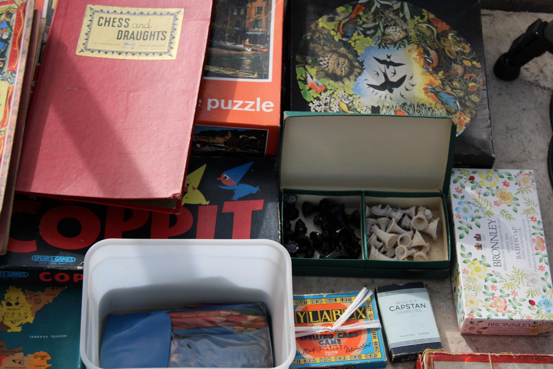 AN ASSORTMENT OF VINTAGE GAMES TO INCLUDE TRAVEL CHESS, PLAYING CARDS, HOUSING DRIVE AND COPPIT ETC - Image 3 of 4