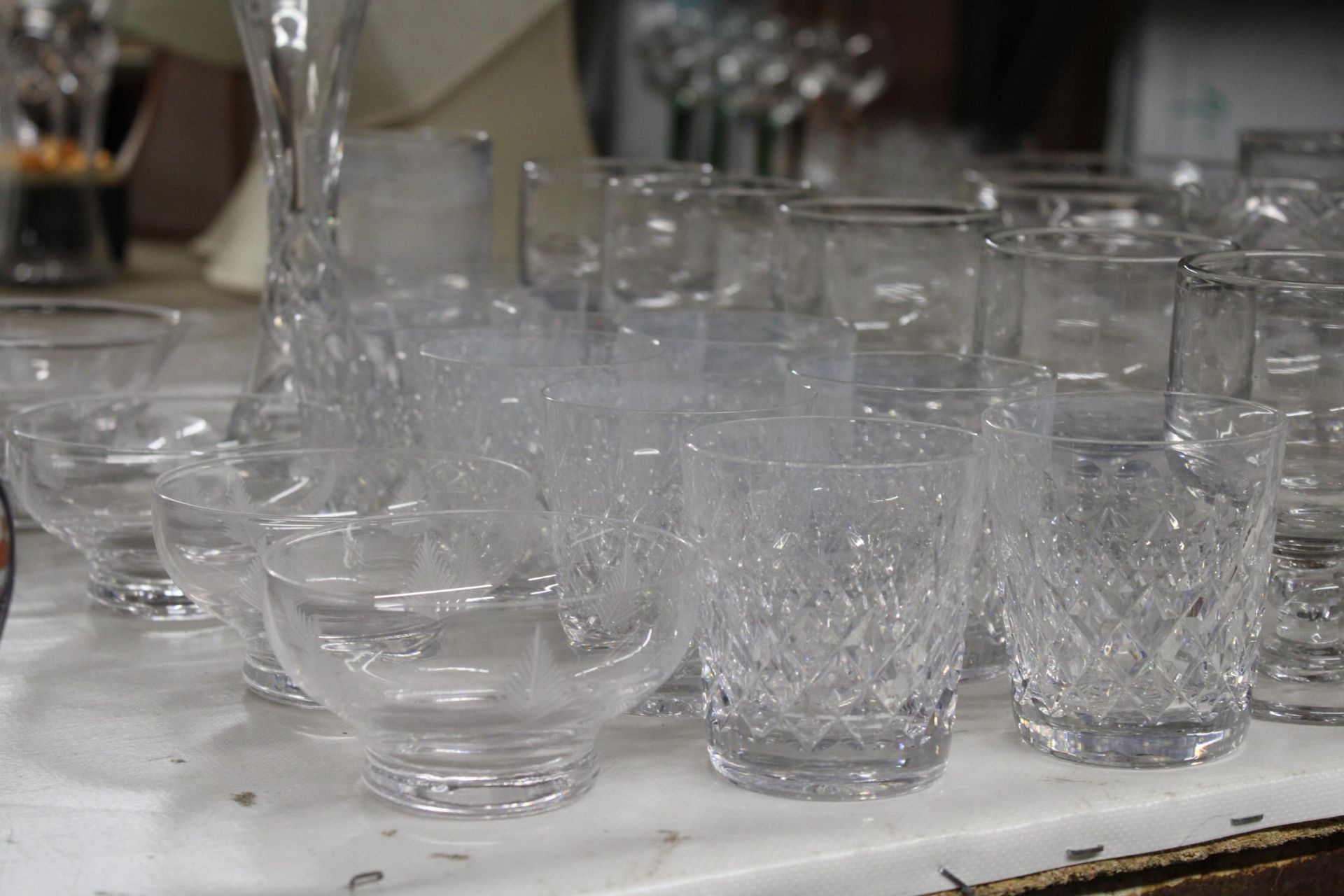 A LARGE COLLECTION OF GLASSWARE TO INCLUDE DESSERT DISHES, JUGS, WINE GLASSES ETC - Image 2 of 6