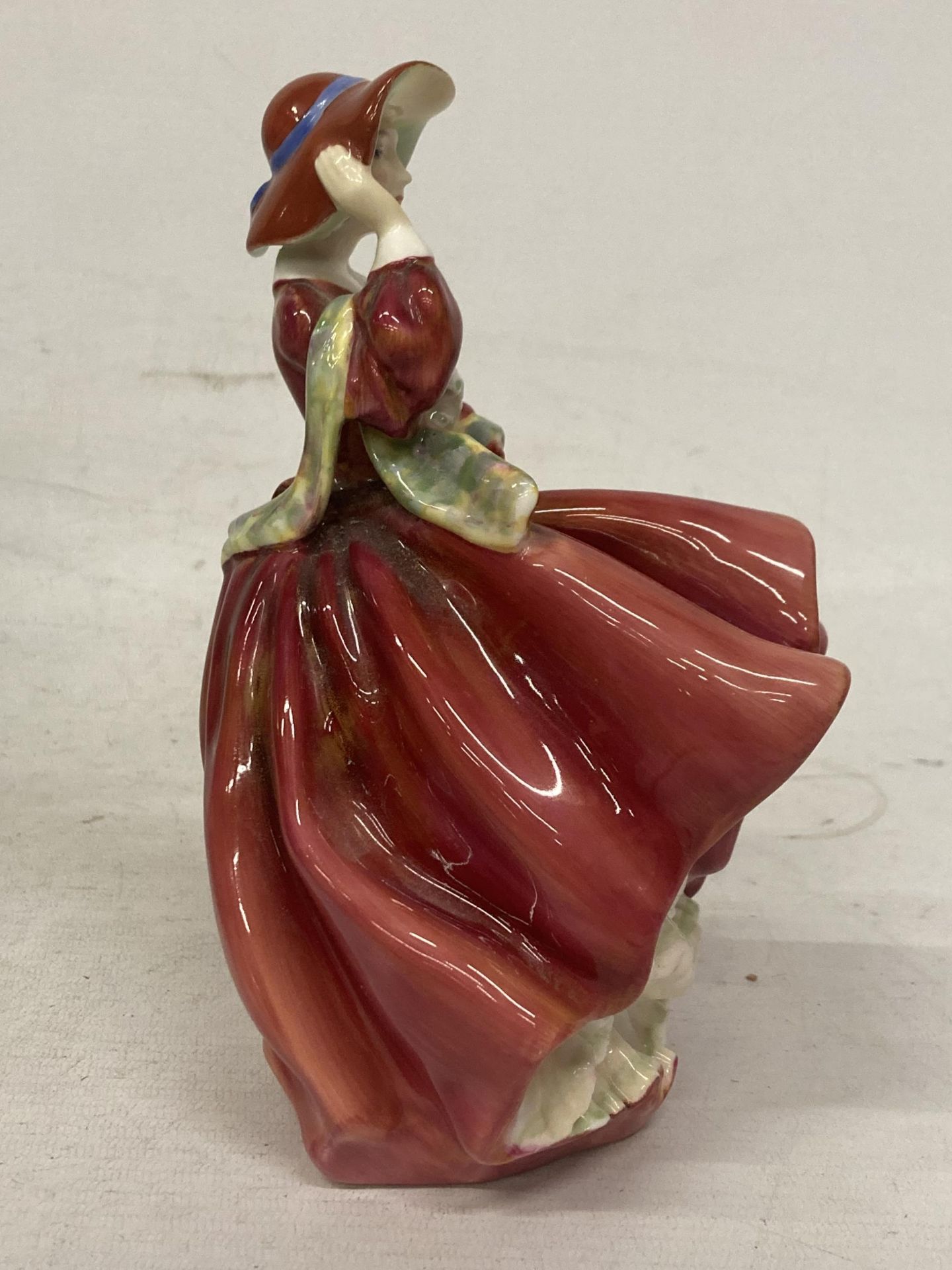 A ROYAL DOULTON FIGURINE TOP O THE HILL - Image 2 of 4