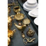 A COLLECTION OF BRASS ITEMS TO INCLUDE BOWLS, CANDLESTICKS, ANIMAL FIGURES, ETC