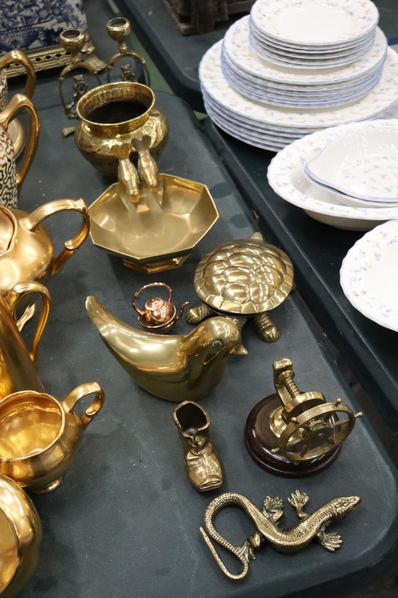 A COLLECTION OF BRASS ITEMS TO INCLUDE BOWLS, CANDLESTICKS, ANIMAL FIGURES, ETC