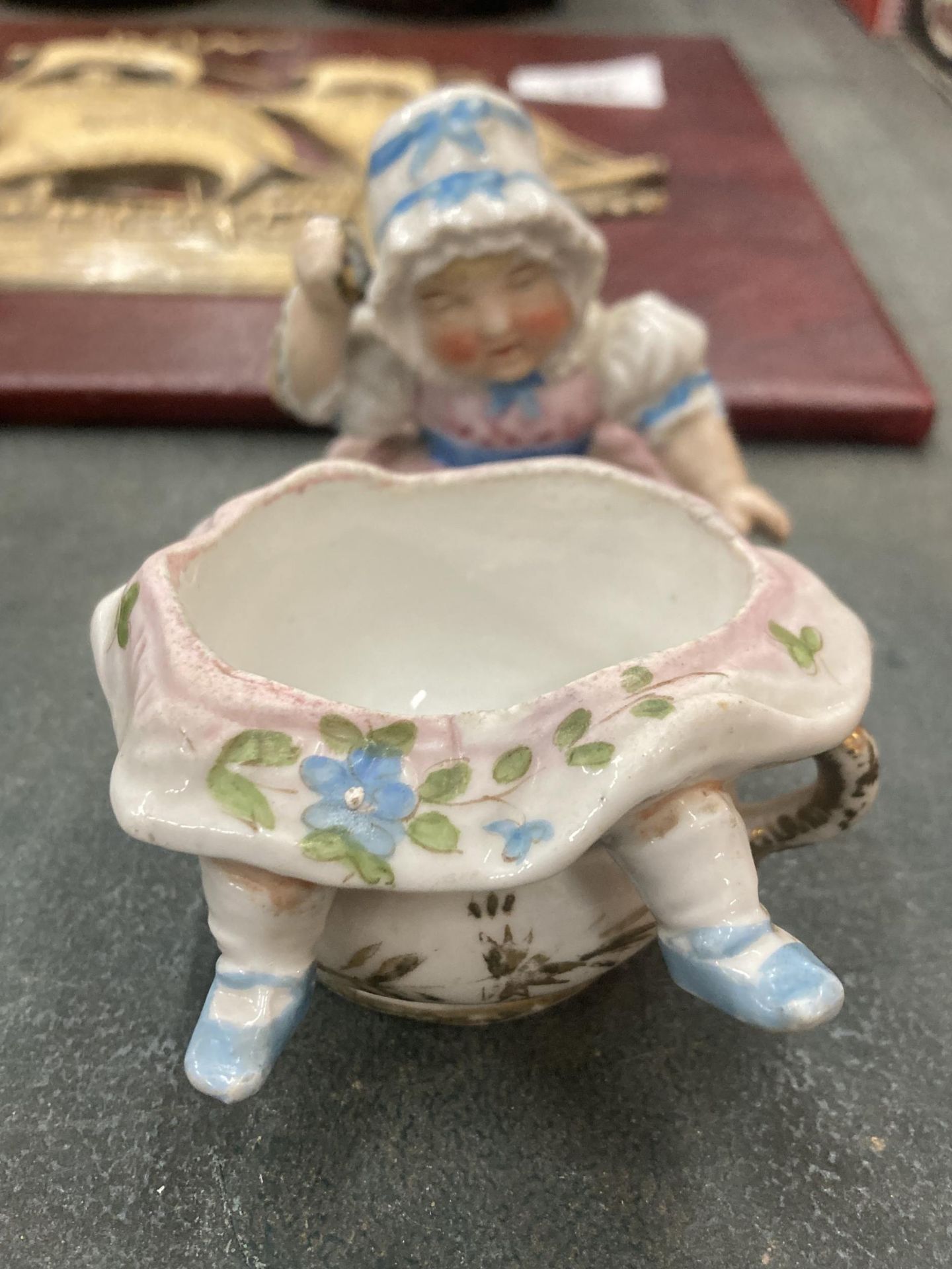 TWO ORIGINAL GERMAN TRINKET BOX FAIRINGS TO INCLUDE A DRESSING TABLE WITH WASH JUG AND BASIN AND - Bild 5 aus 5