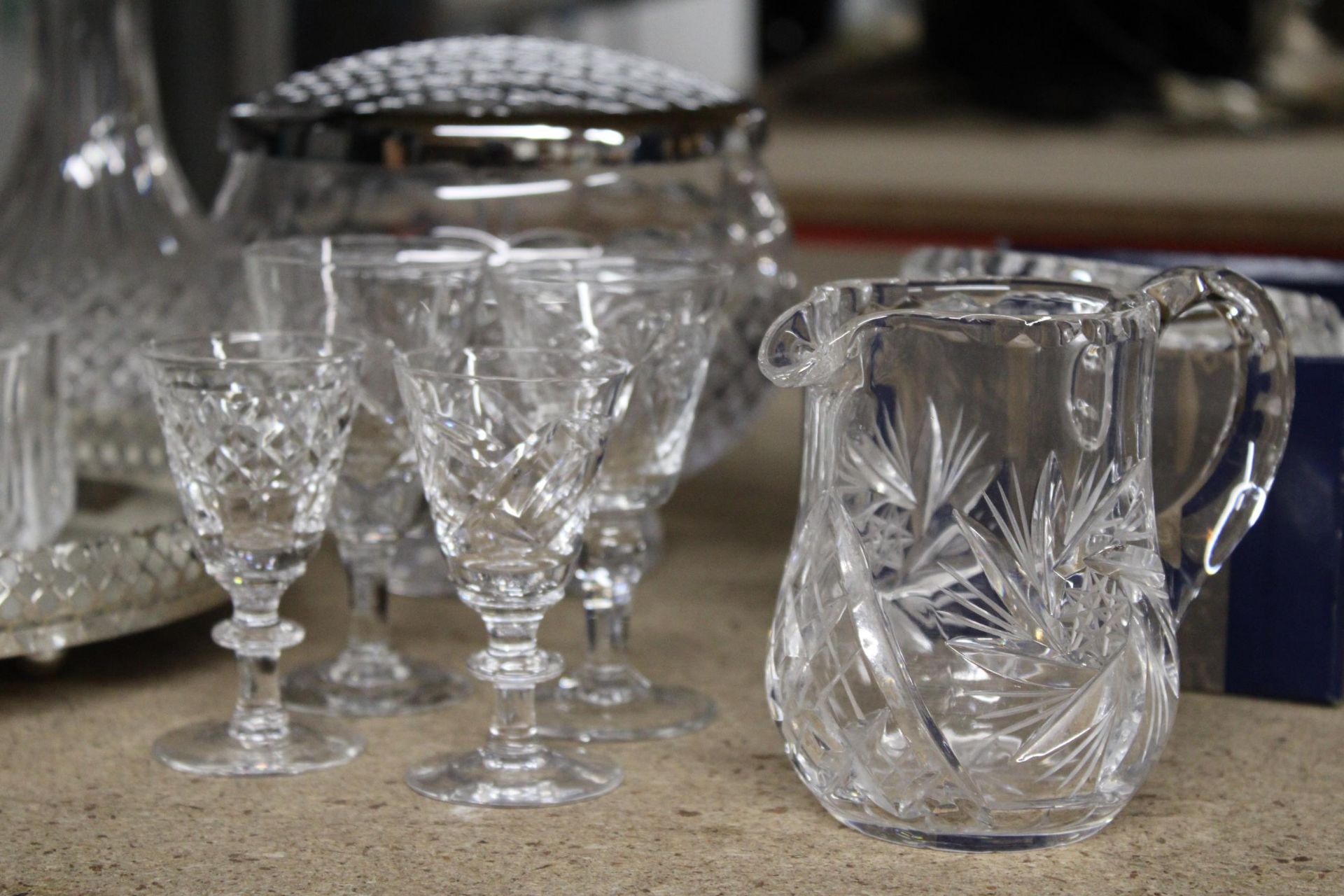 A QUANTITY OF CUT GLASS ITEMS TO INCLUDE A DECANTER, ROSE BOWL, ROUND GALLERIED TRAY, BOWL, JUG, - Bild 3 aus 3