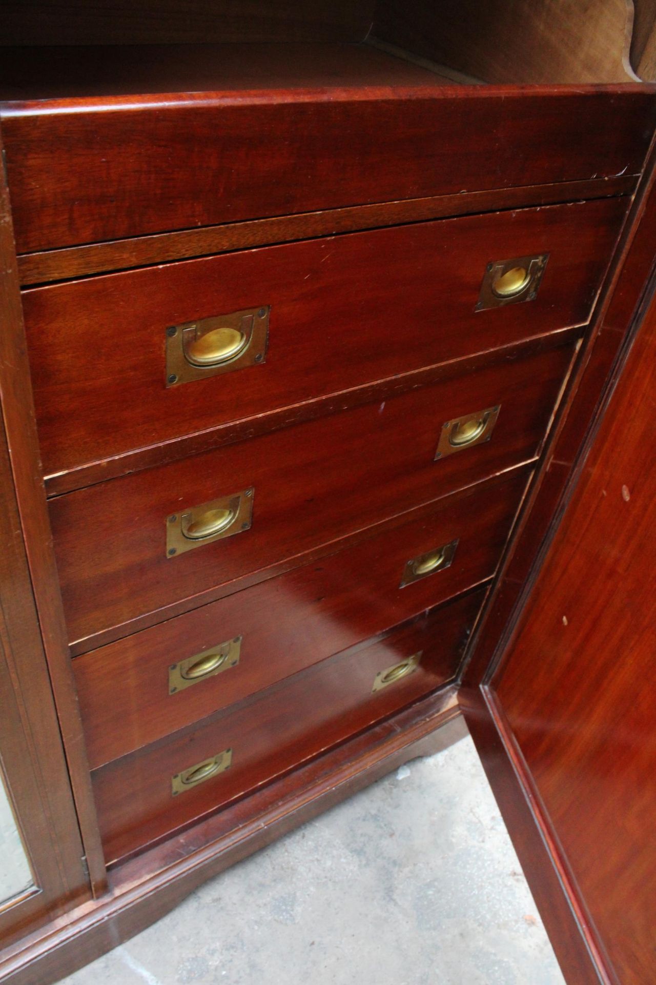 AN EDWARDIAN MAHOGANY AND INLAID DOUBLE MIRROR DOOR WARDROBE 74" WIDE - Image 7 of 9