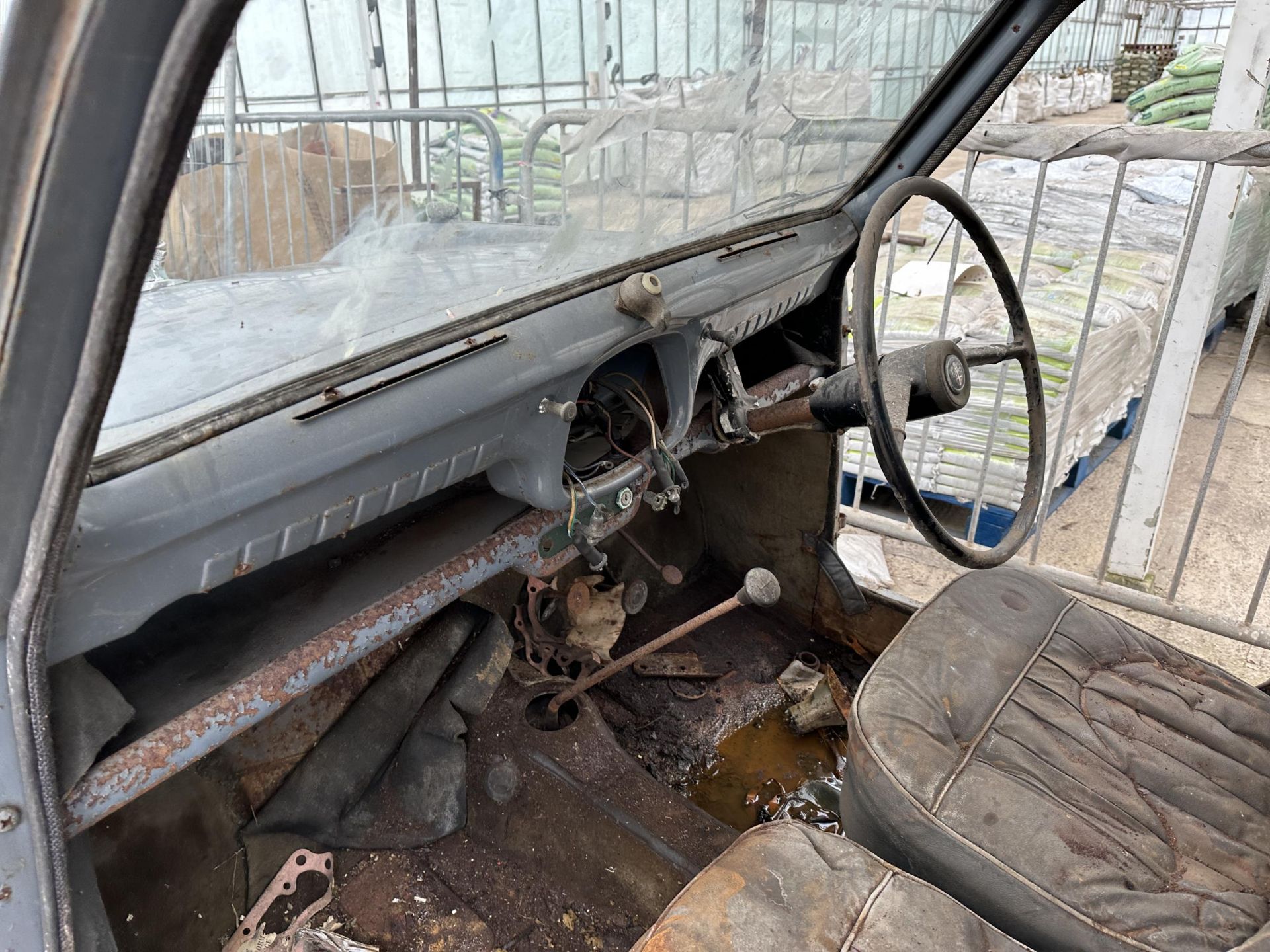 A VINTAGE AUSTIN A30 BARN FIND RESTORATION PROJECT COMPLETE WITH A NUMBER OF SPARE PARTS TO - Image 5 of 19