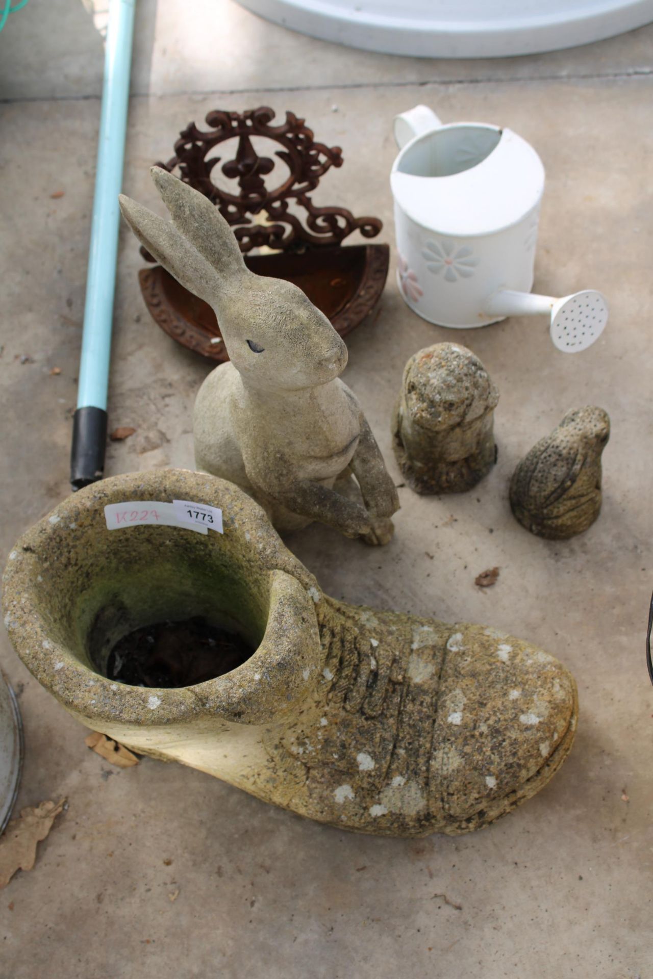 AN ASSORTMENT OF GARDEN ITEMS TO INCLUDE A BOOT PLANTER, A CONCRETE RABBIT AND A CAST IRON WALL