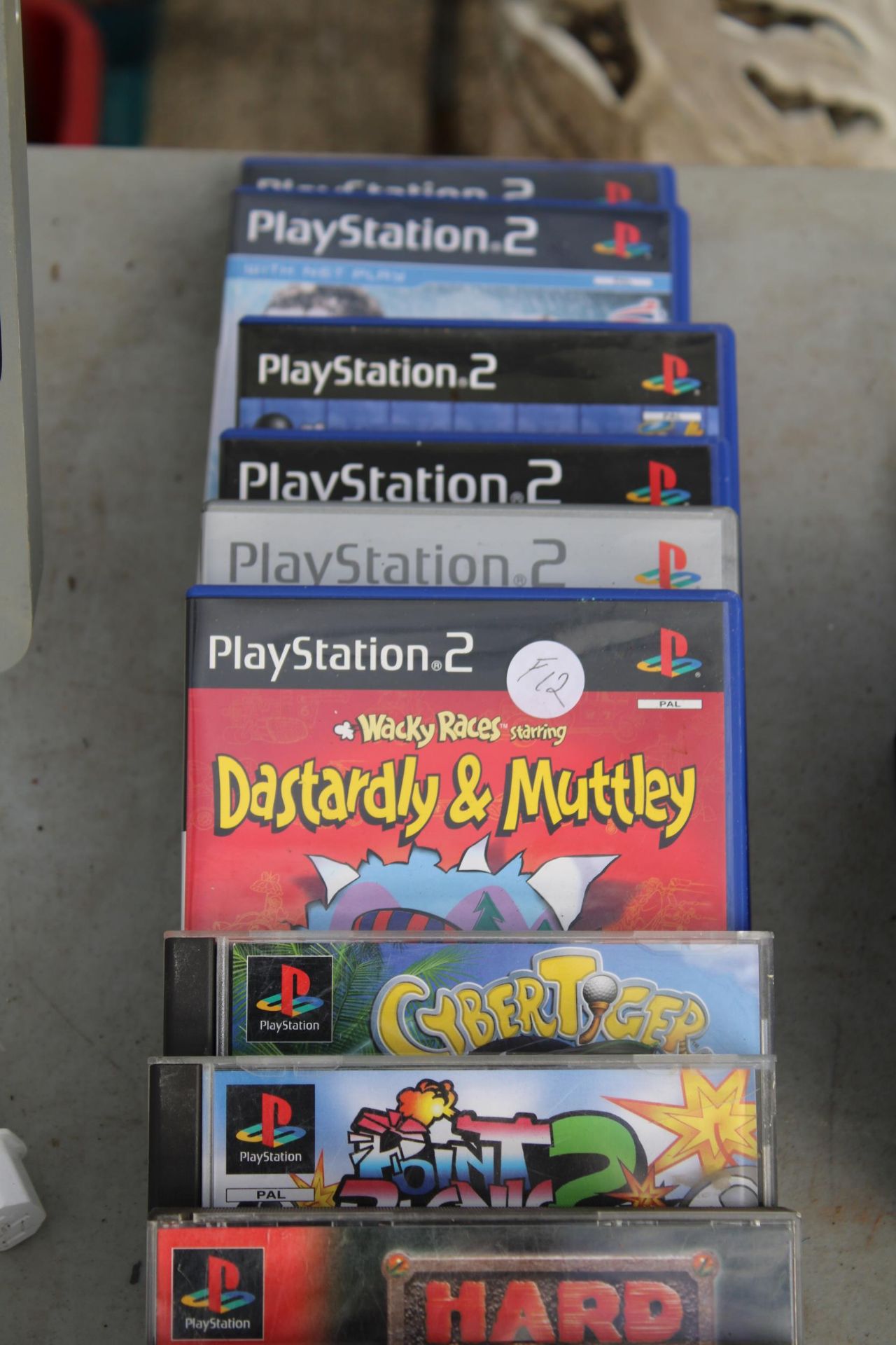 A PLAYSTATION 2, AN ASSORTMENT OF PLAYSTATION AND PS2 GAMES AND THREE PS2 CONTROLLERS ETC - Bild 4 aus 5