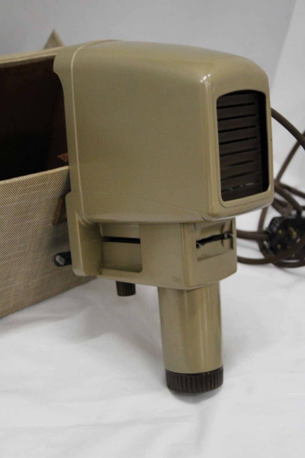 A CASED VINTAGE KODASLIDE HOME PROJECTER WITH INSTRUCTION MANUAL - Image 3 of 6