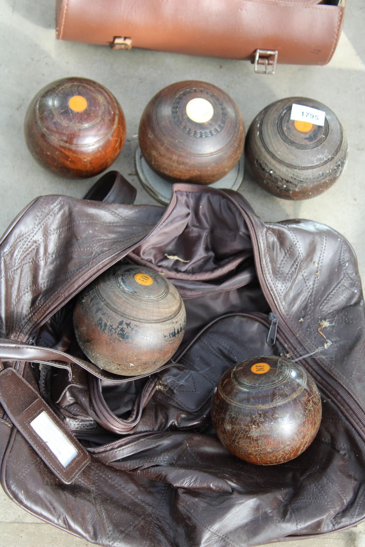 AN ASSORTMENT OF CROWN GREEN BOWLING WOODS TO ALSO INCLUDE A WOODEN STORAGE BOX AND CARRY BAGS - Image 3 of 3