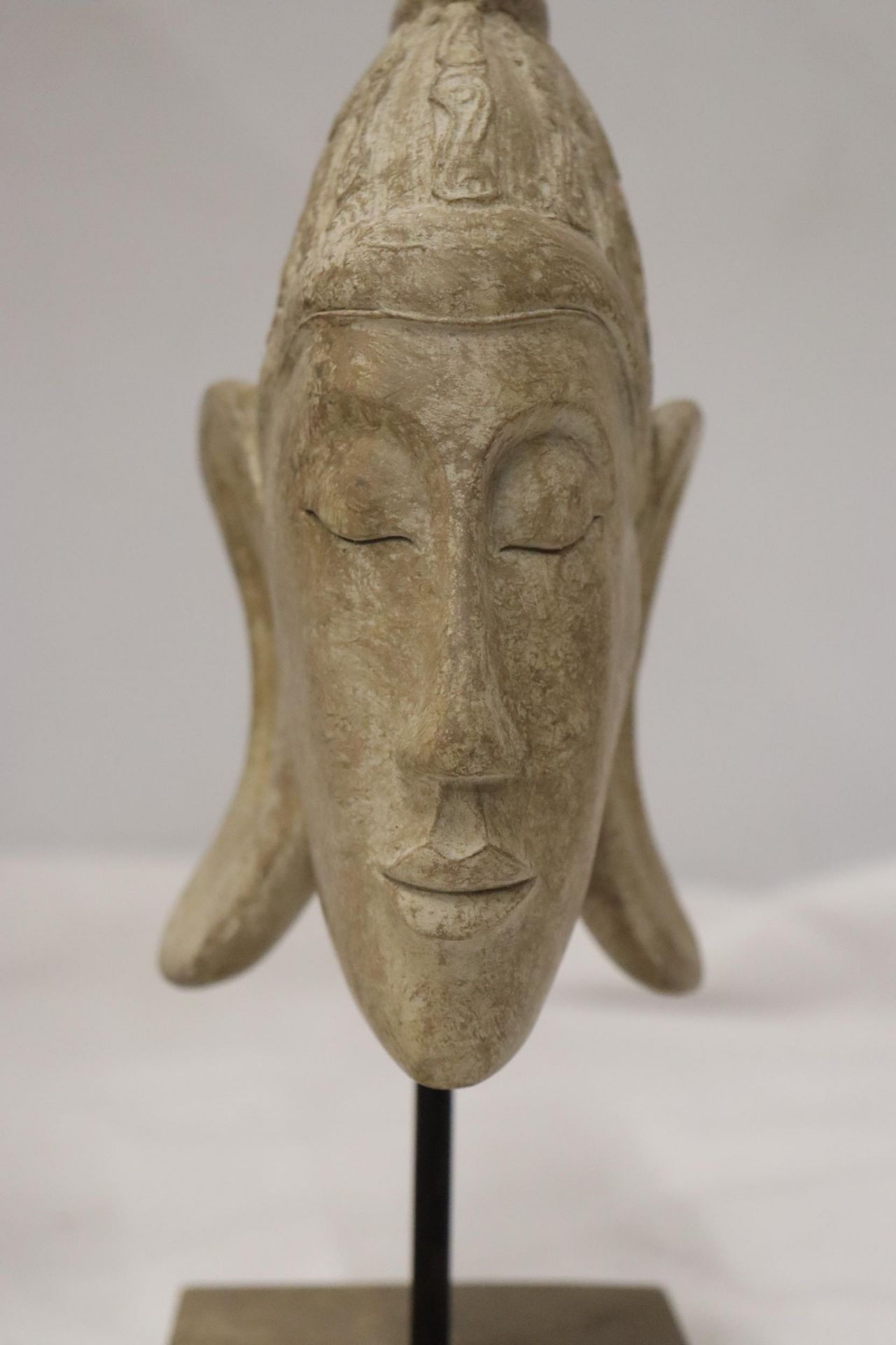 TWO BUDDAH HEADS ON STANDS, HEIGHT 27CM - Image 6 of 7