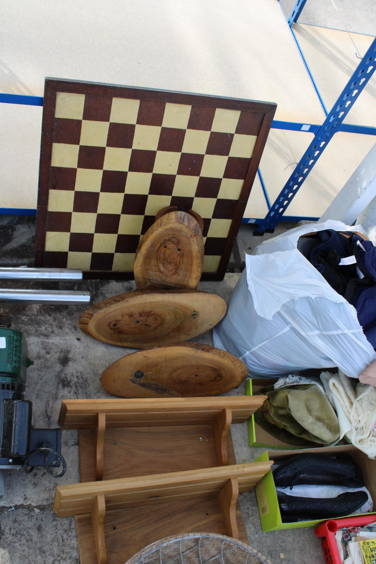 AN ASSORTMENT OF ITEMS TO INCLUDE WOODEN SHELVES, A CHESS BOARD AND ARTIFICIAL FLOWERS ETC - Image 2 of 4