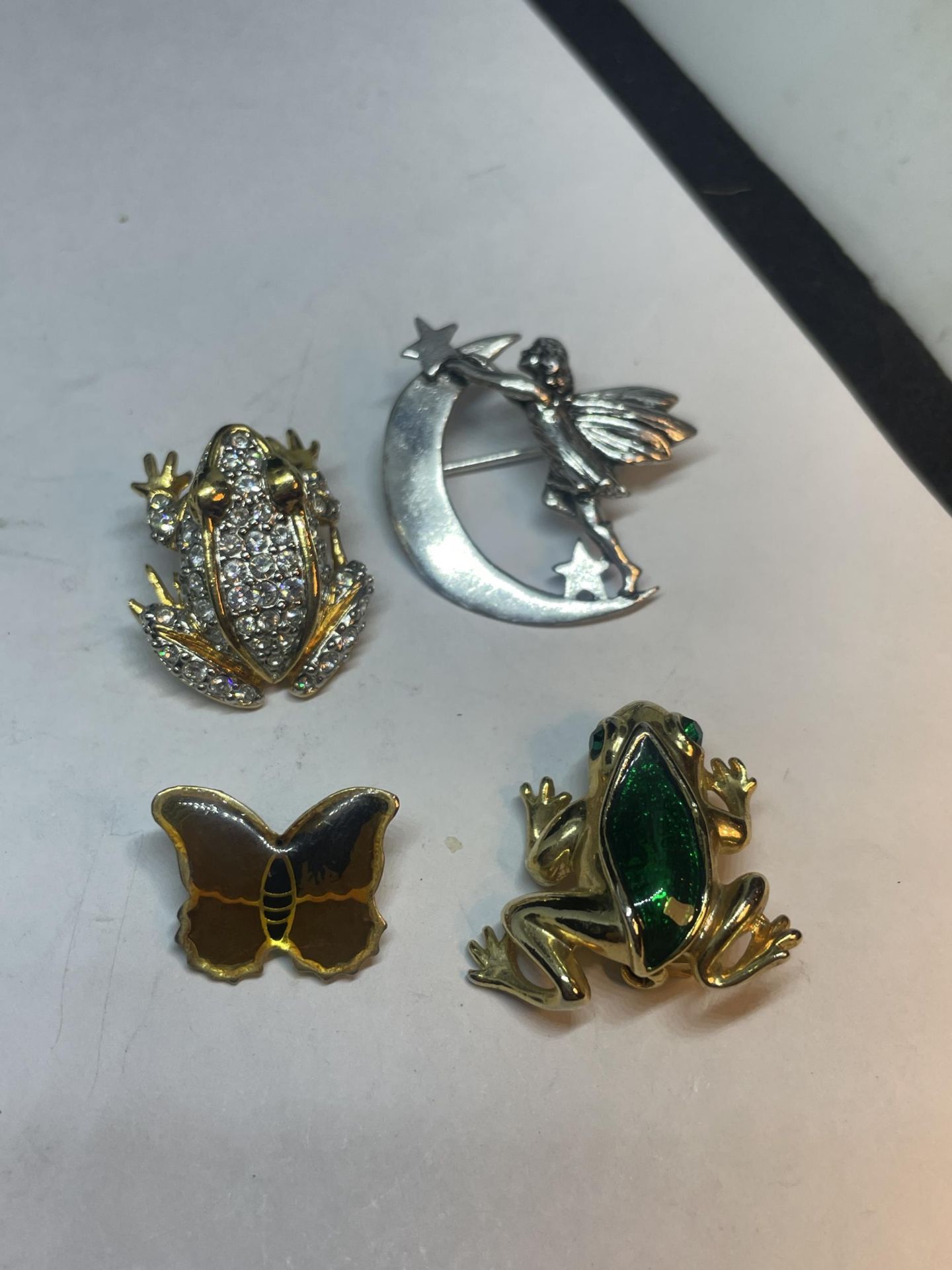 NINE VARIOUS BROOCHES TO INCLUDE FROGS AND BUTTERFLIES - Image 3 of 3