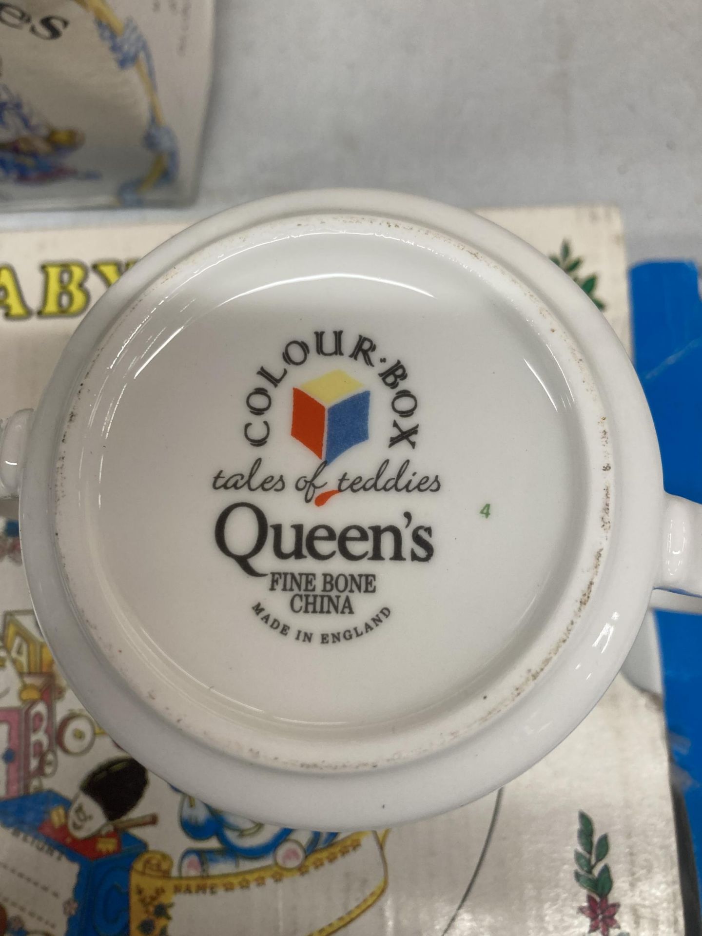 A COLLECTION OF CHILDREN'S 'QUEEN'S' CERAMICS TO INCLUDE A BOXED PLATE, CUP AND SAUCER SET, BOXED - Bild 3 aus 5