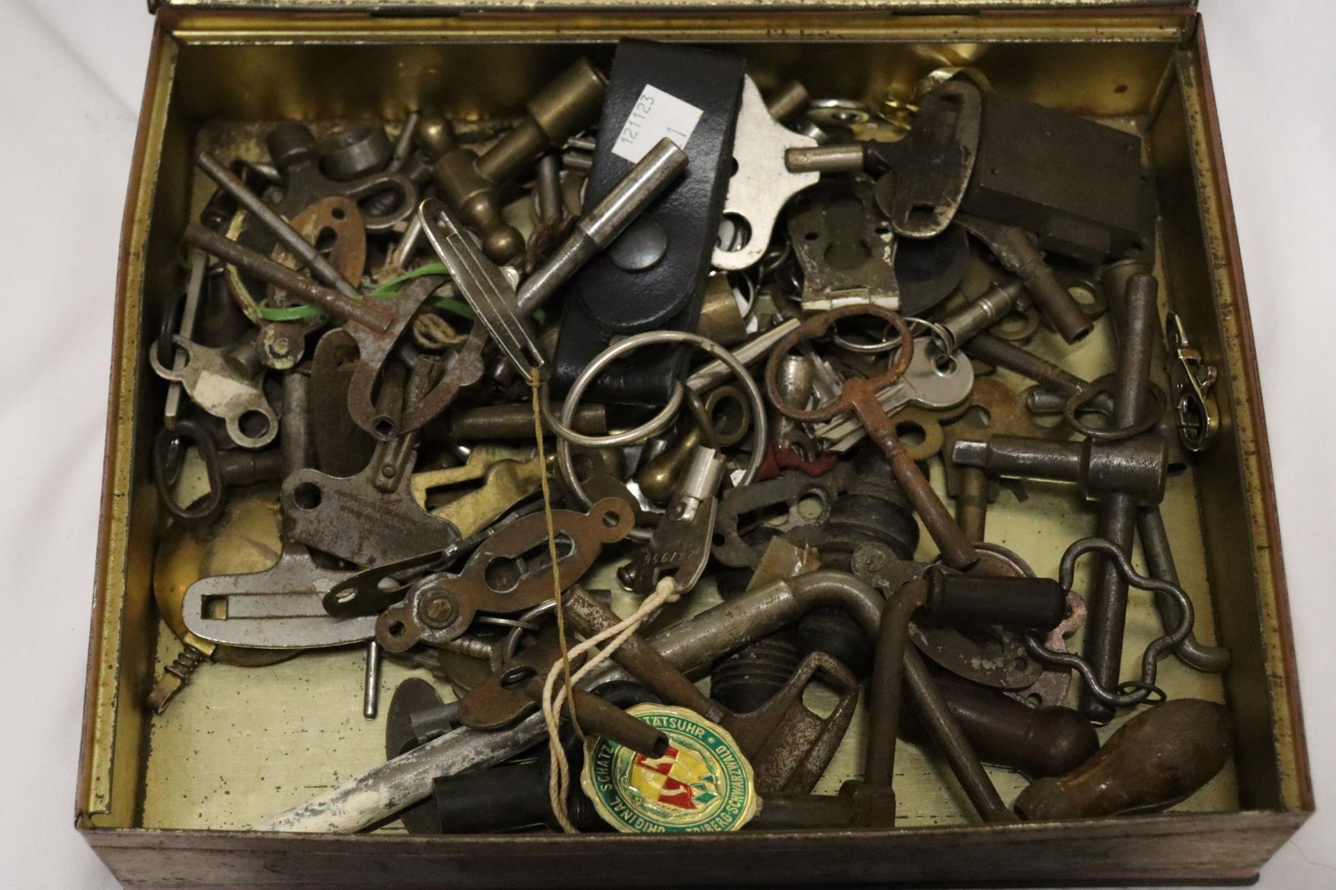 A LARGE QUANTITY OF VINTAGE FURNITURE AND CLOCK KEYS - Image 5 of 10