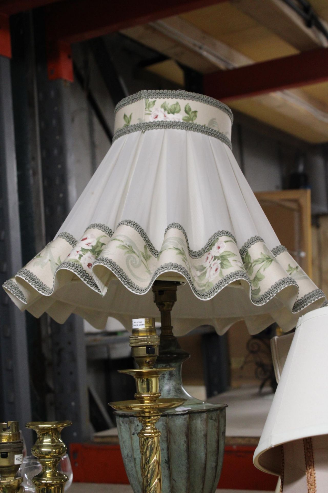 A HEAVY METAL TABLE LAMP WITH CREAM AND FLORAL SHADE, PLUS THREE BRASS TABLE LAMPS AND FOUR SHADES - Bild 3 aus 5