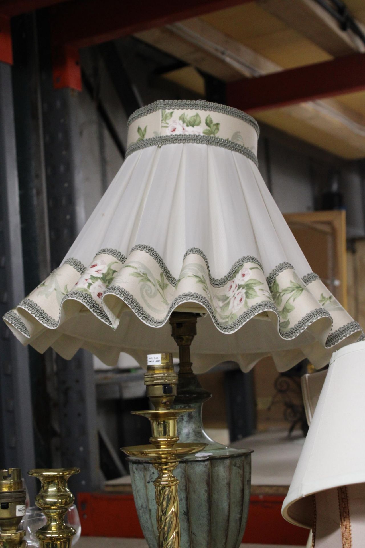 A HEAVY METAL TABLE LAMP WITH CREAM AND FLORAL SHADE, PLUS THREE BRASS TABLE LAMPS AND FOUR SHADES - Image 3 of 5