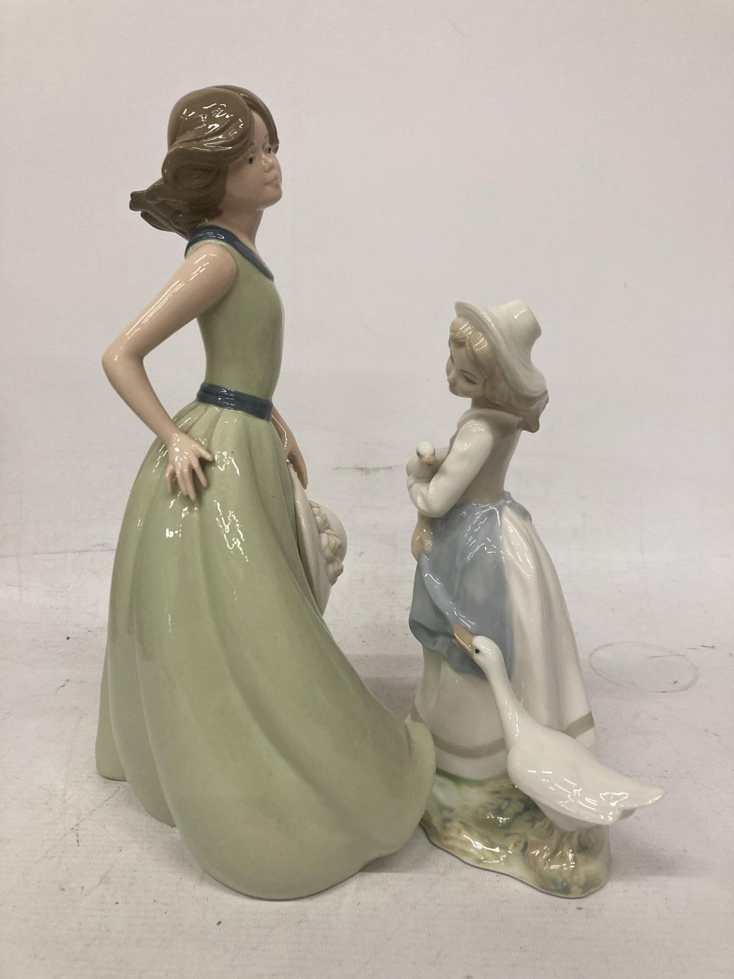 TWO SPANISH LADY FIGURES - TENGRA A GIRL WITH GEESE AND A NADEL FIGURE GIRL HOLDING A HAT - Image 2 of 4
