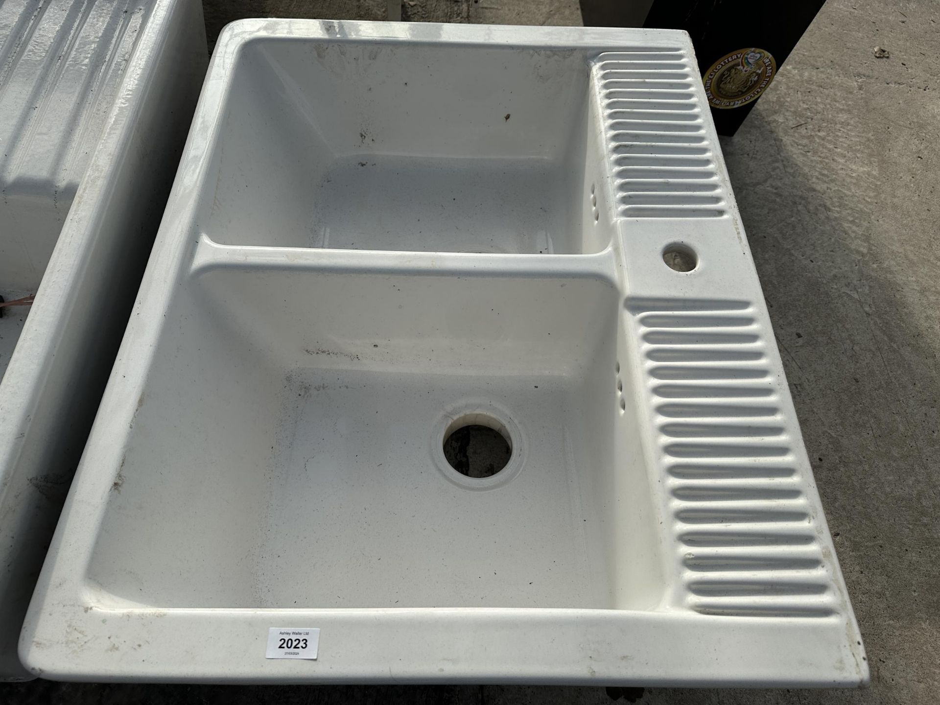 A DOUBLE WHITE BELFAST SINK AND A FURTHER BELFAST SINK WITH DRAINING BOARD - Image 2 of 3