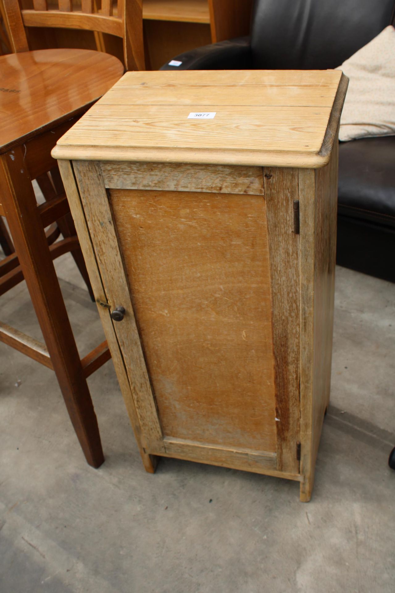 AN EARLY 20TH CENTURY LOCKER WITH TOWEL RAIL