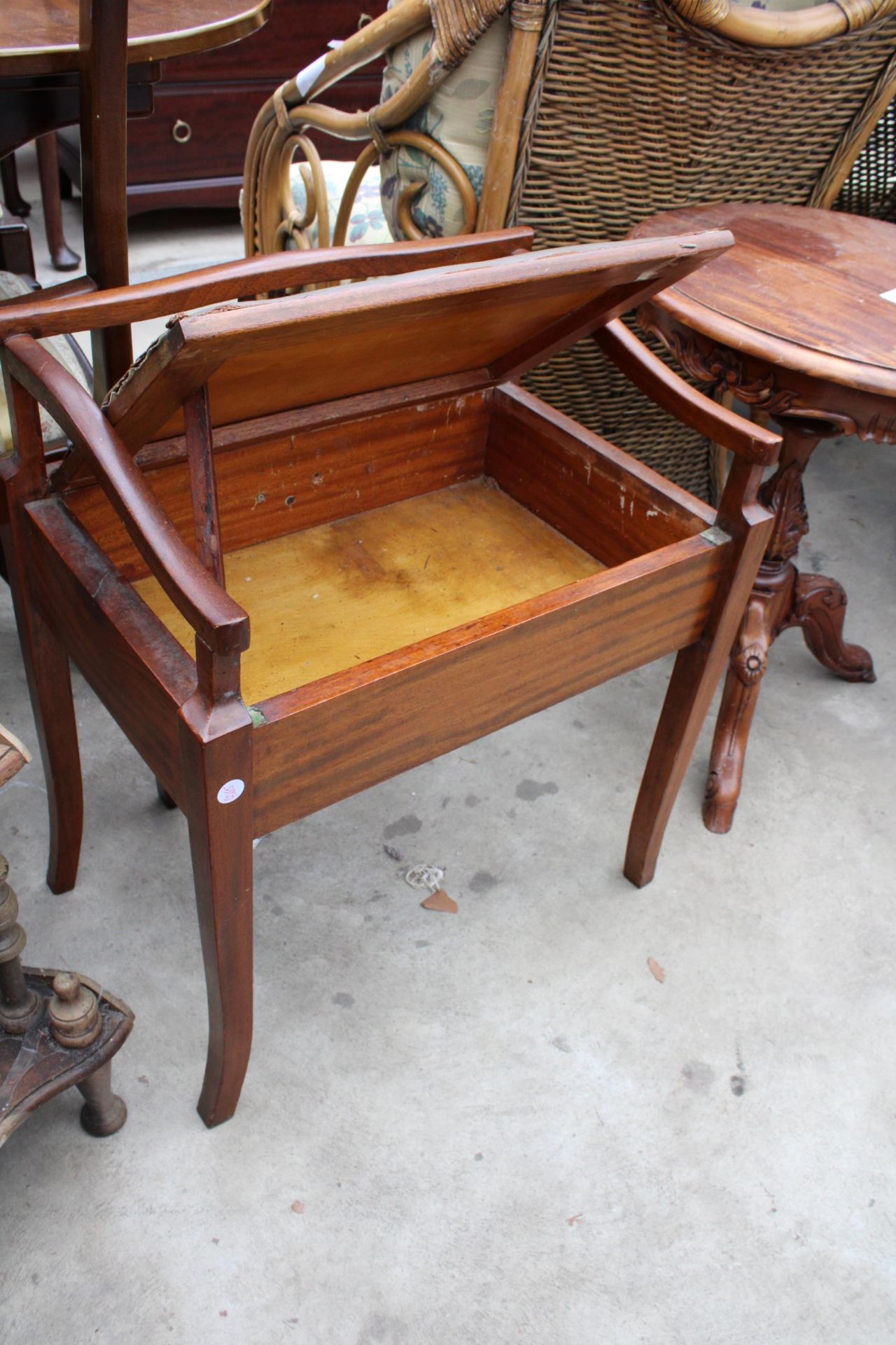 A VICTORIAN STYLE HARDWOOD TRIPOD WINE TABLE AND A MAHOGANY PIANO STOOL WITH LIFT UP SEAT - Bild 2 aus 3