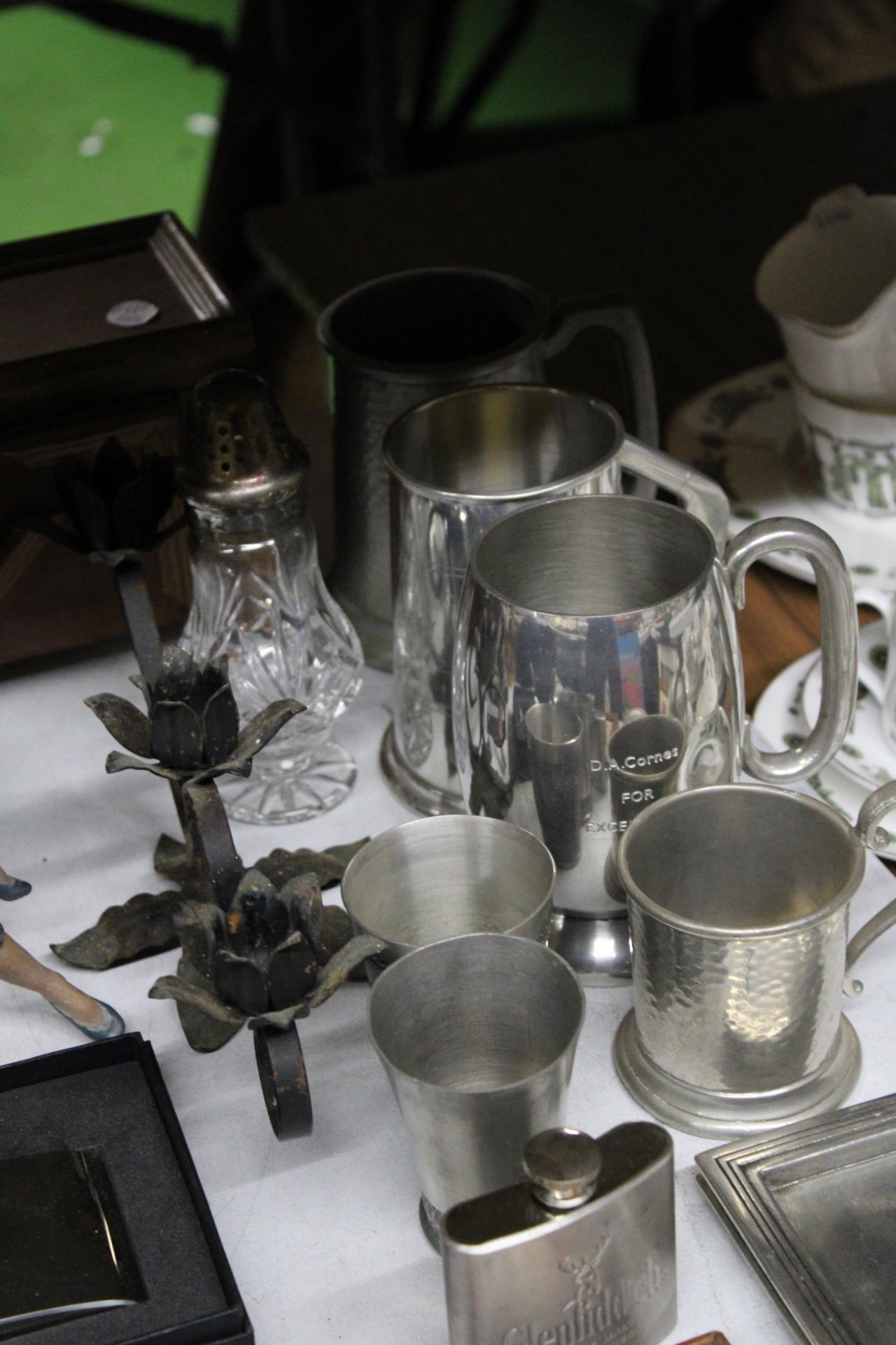 A MIXED LOT OF COLLECTABLES TO INCLUDE HIP FLASKS, TANKARDS, A FIGURINE ETC - Image 4 of 5