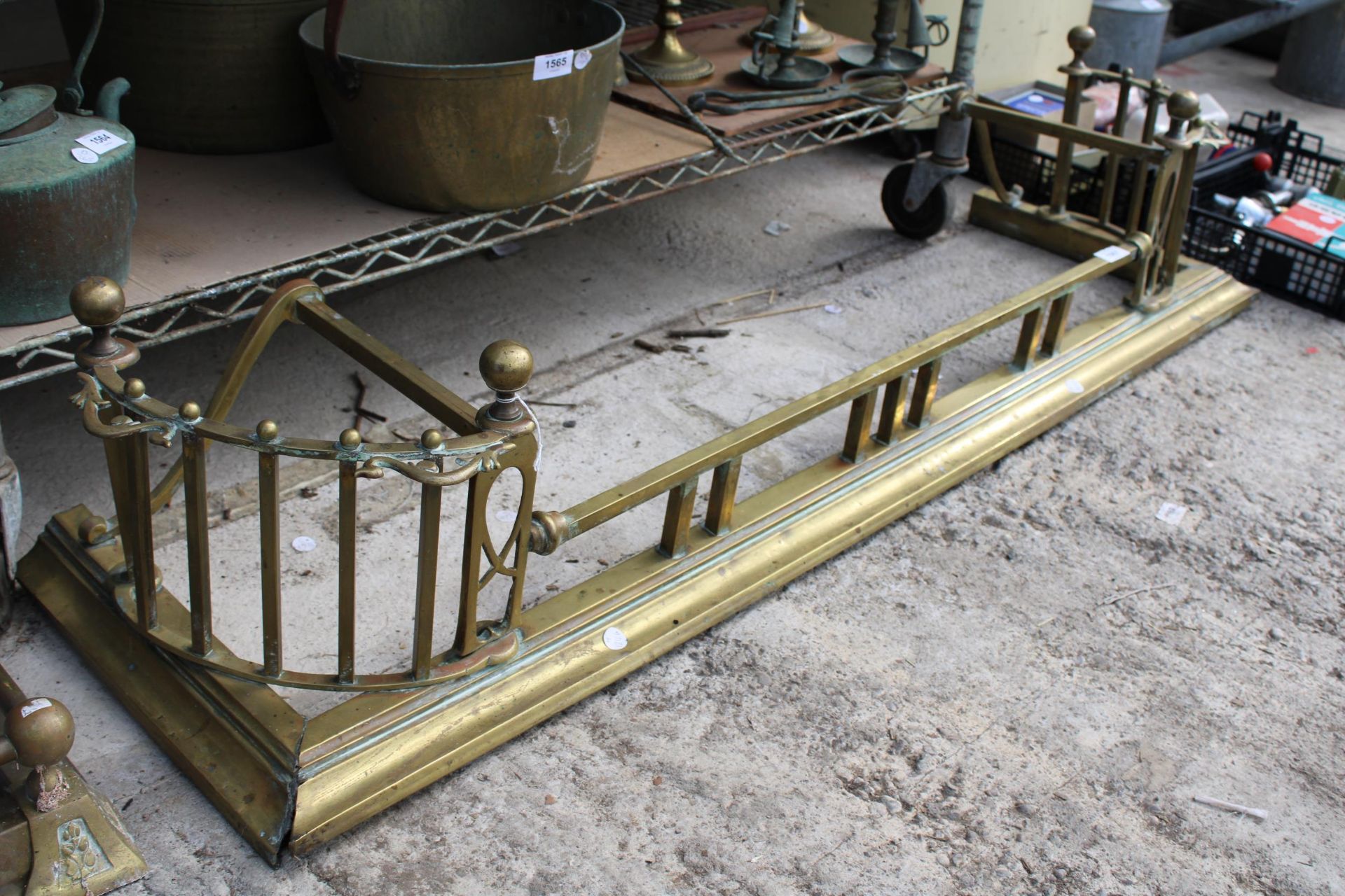 A DECORATIVE BRASS FIRE FENDER - Image 2 of 3