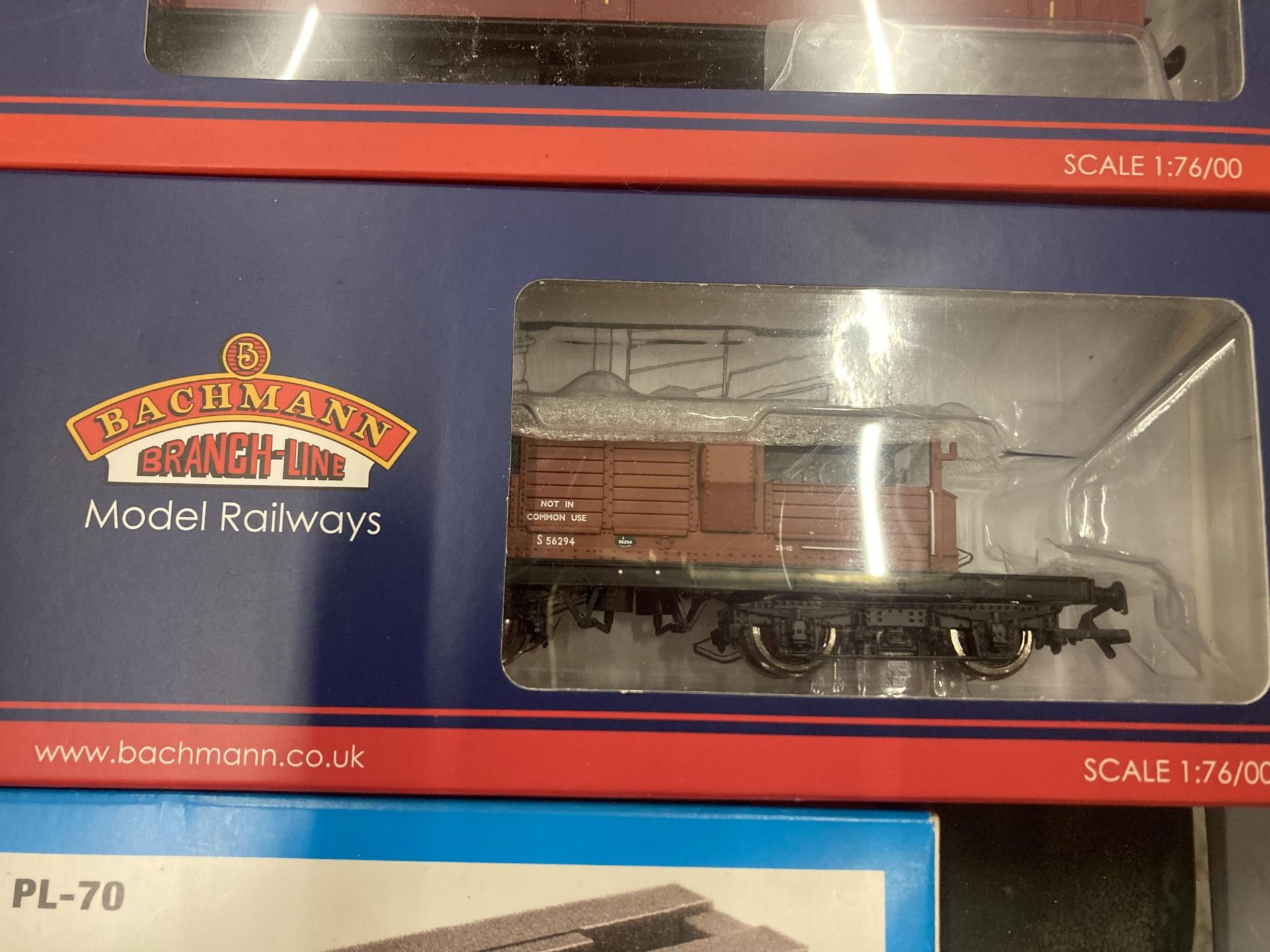 A QUANTITY OF MODEL TRAINS TO INCLUDE A BACHMANN QUEEN MARY BREAK VAN, HORNBY PASSENGER BRAKE, - Image 6 of 8