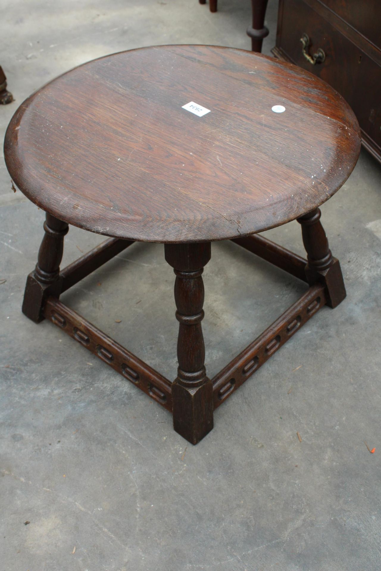 AN OAK OCCASIONAL TABLE ON TURNED LEGS 20" DIAMETER - Image 2 of 2