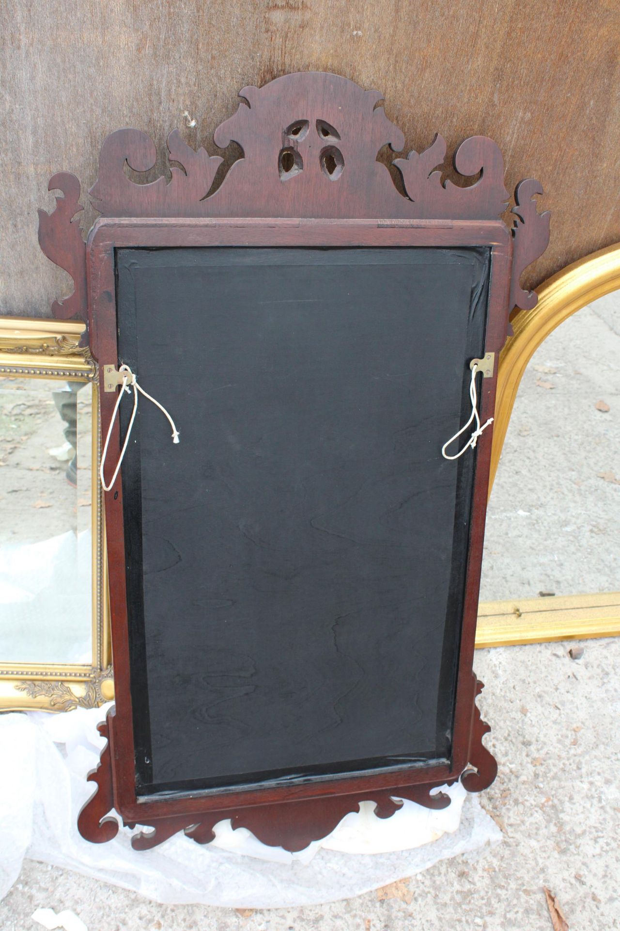 A 19TH CENTURY STYLE MAHOGANY WALL MIRROR WITH GOLD COLOURED EAGLE CARVING 41" X 24" - Image 4 of 4