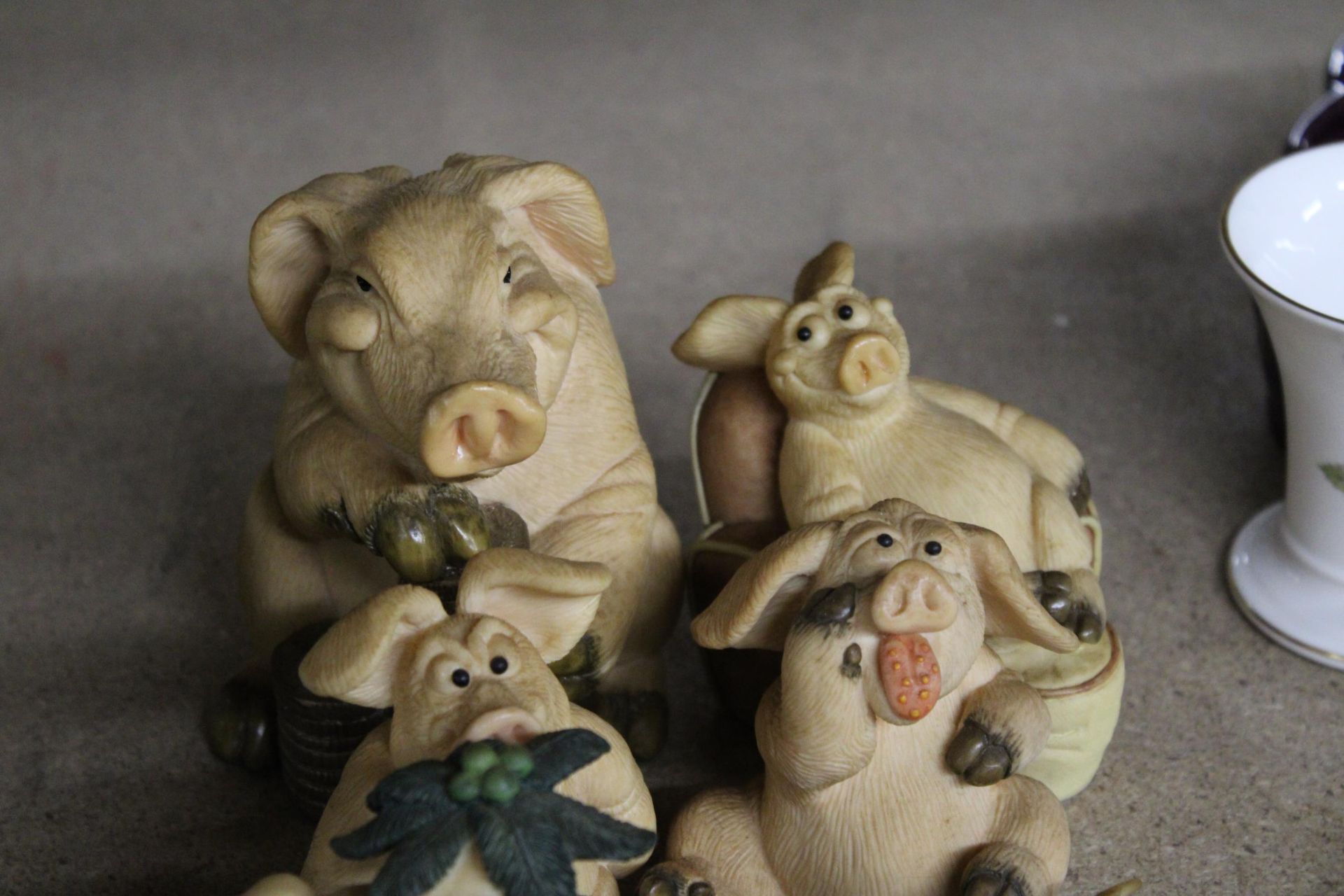 A COLLECTION OF PIG MODELS TO INCLUDE 'PIGGIN' - 12 IN TOTAL - Image 4 of 5