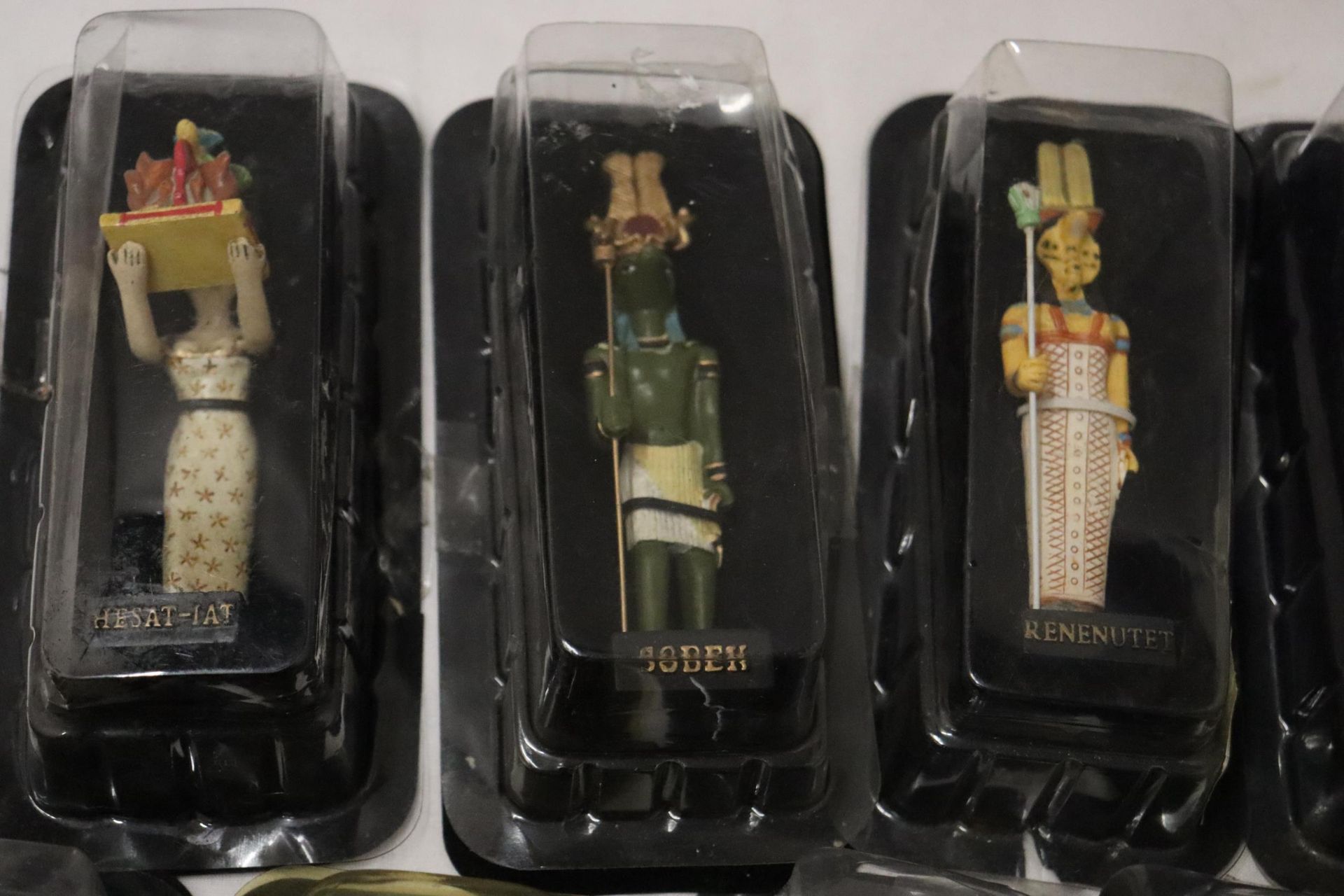 A COLLECTION OF HANDPAINTED EGYPTIAN FIGURES - 13 IN TOTAL - Image 4 of 7