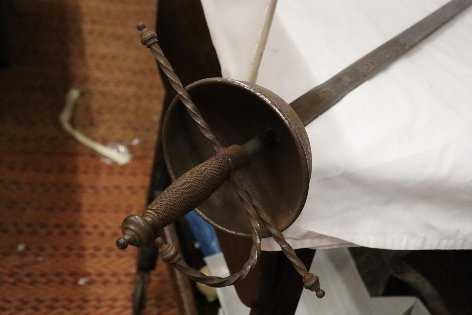A VINTAGE SWORD WITH A BASKET HILT AND ENGRAVING TO THE TOP OF THE BLADE - Image 6 of 9