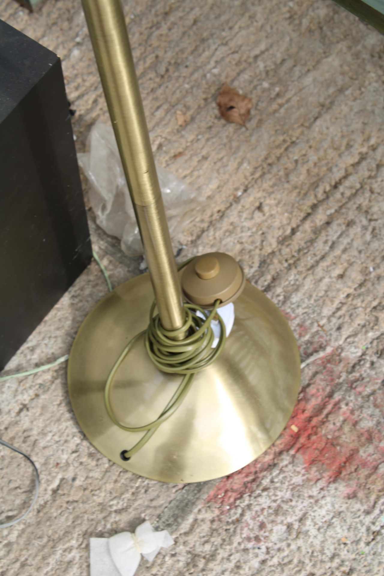 A TALL BRASS EFFECT DECORATIVE LAMP - Image 3 of 3