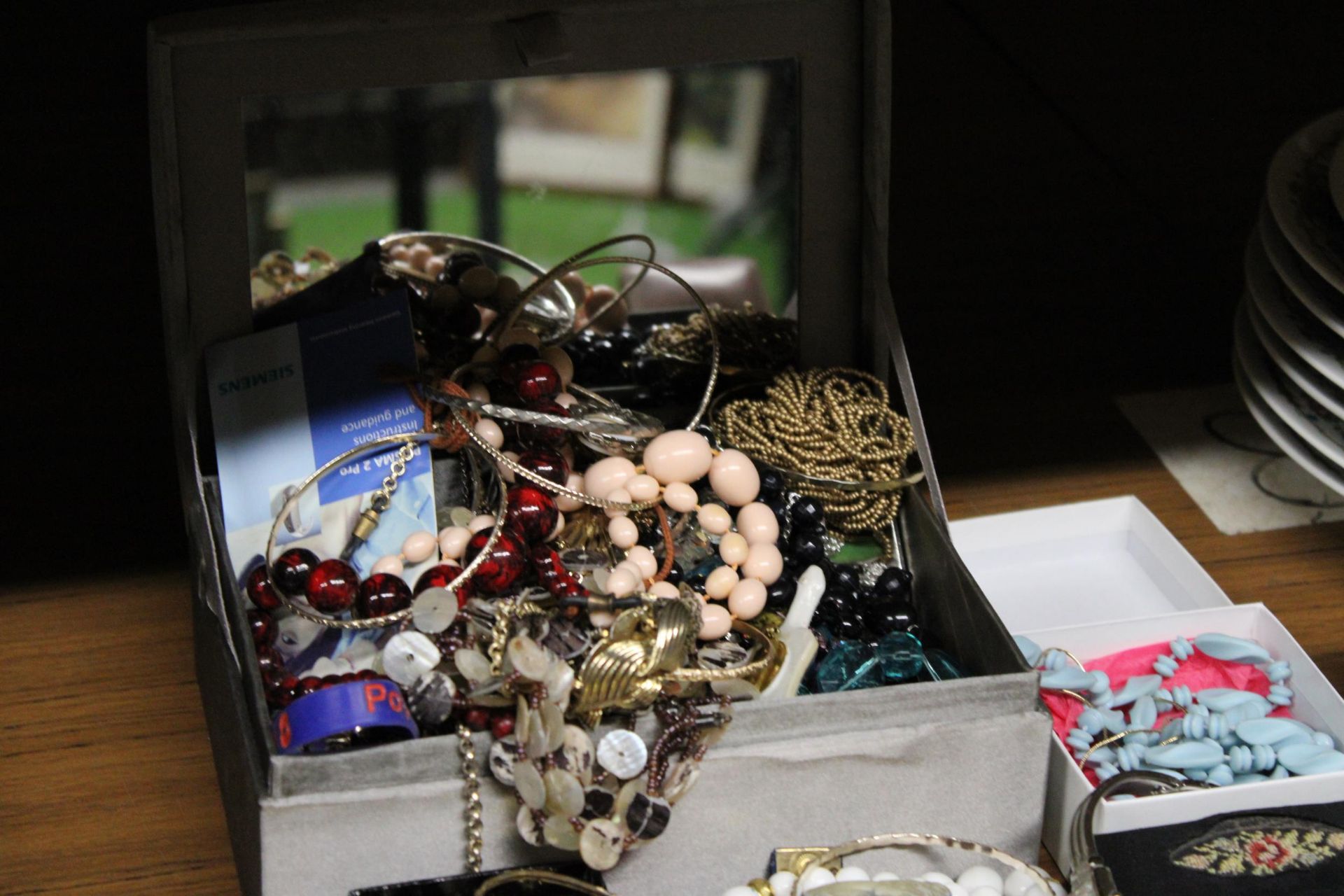 A MIXED LOT OF COSTUME JEWELLERY TO INCLUDE NECKLACES, BROOCHES, BRACELETS ETC - Image 2 of 2