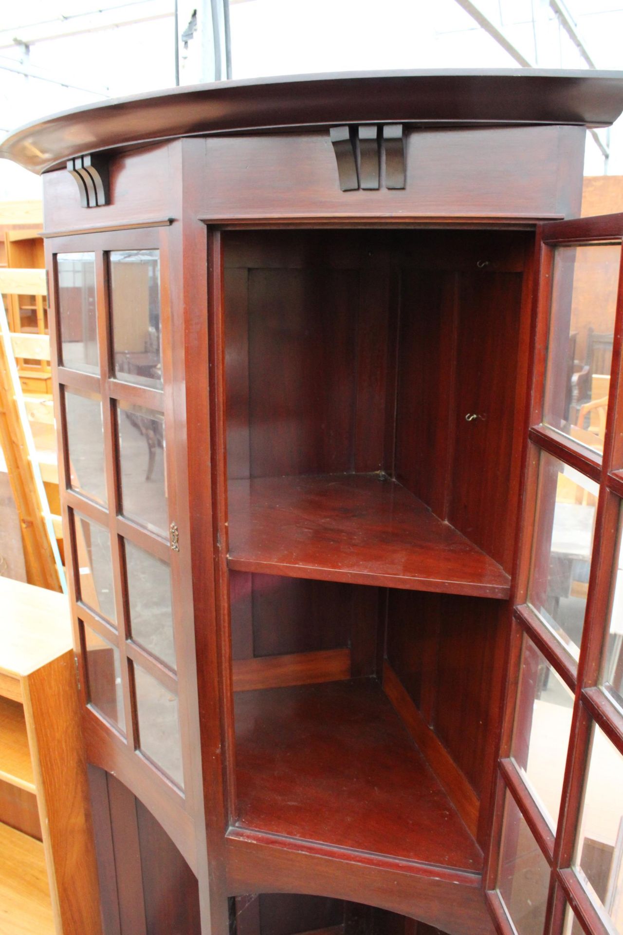 AN EARLY 20TH CENTURY MAHOGANY CORNER CUPBOARD WITH BEVELLED GLASS DOORS ON OPEN BASE 39" WIDE - Bild 3 aus 3