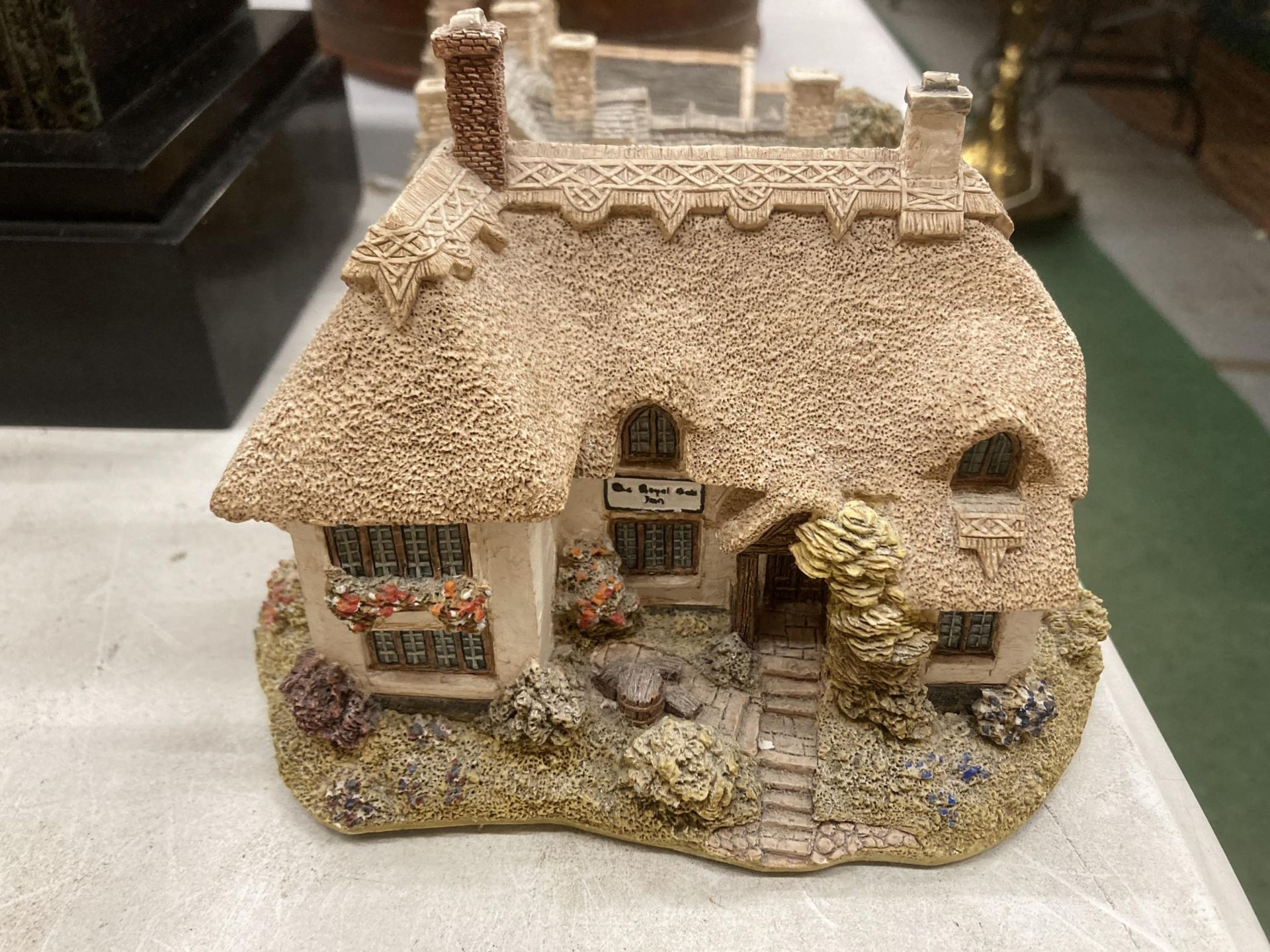 A COLLECTION OF LILLIPUT LANE COTTAGES TO INCLUDE 'ROYAL OAK INN', 'MORETON MANOR', ETC - 6 IN TOTAL - Image 5 of 6