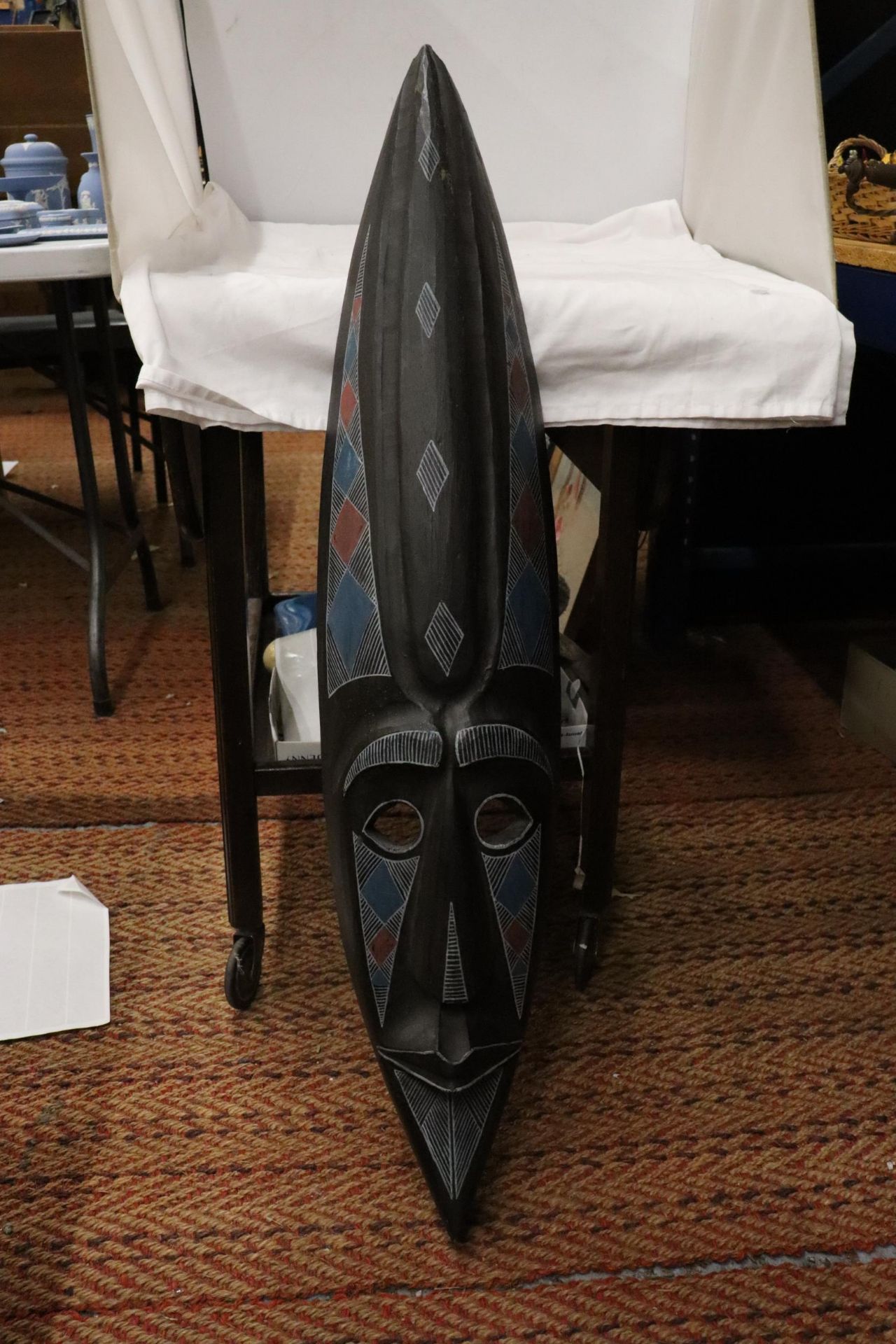 A LARGE AFRICAN ETHNIC WOODEN MASK, LENGTH 1 METRE