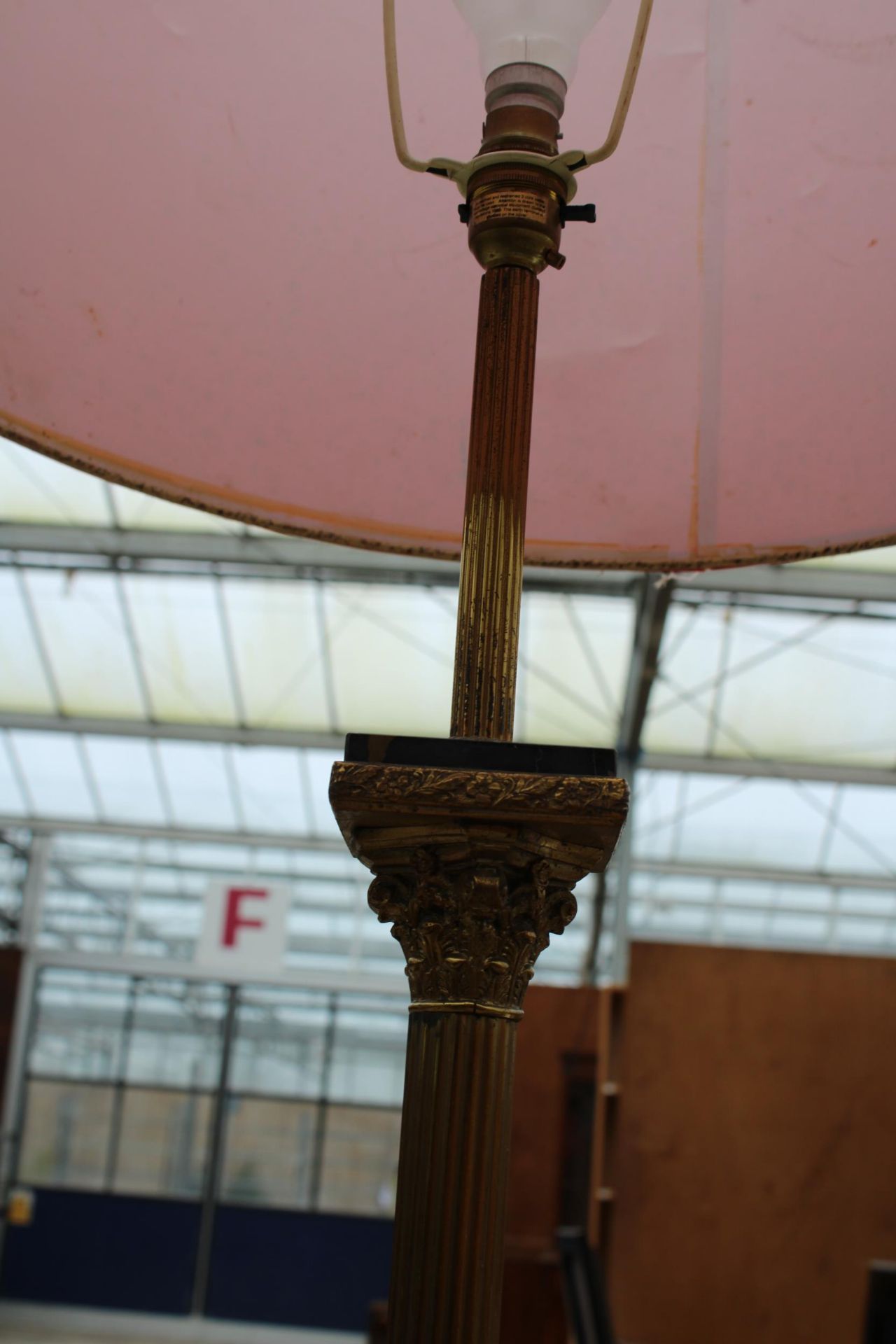 A BRASS CORINTHIAN STYLE STANDARD LAMP WITH SHADE - Image 3 of 3