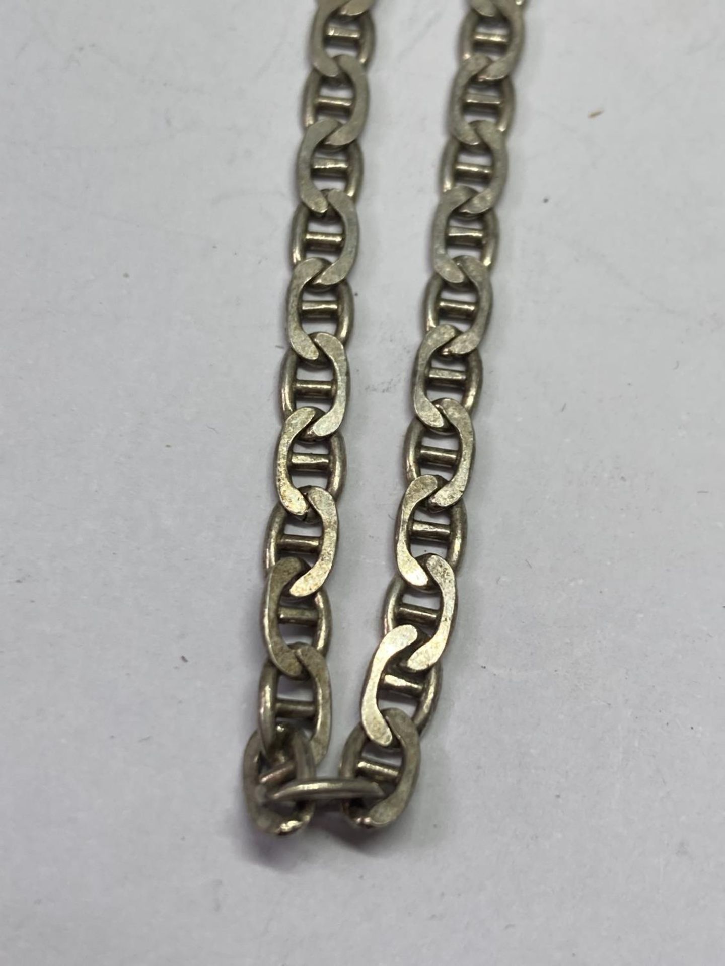 A SILVER NECKLACE LENGTH 20" - Image 2 of 3