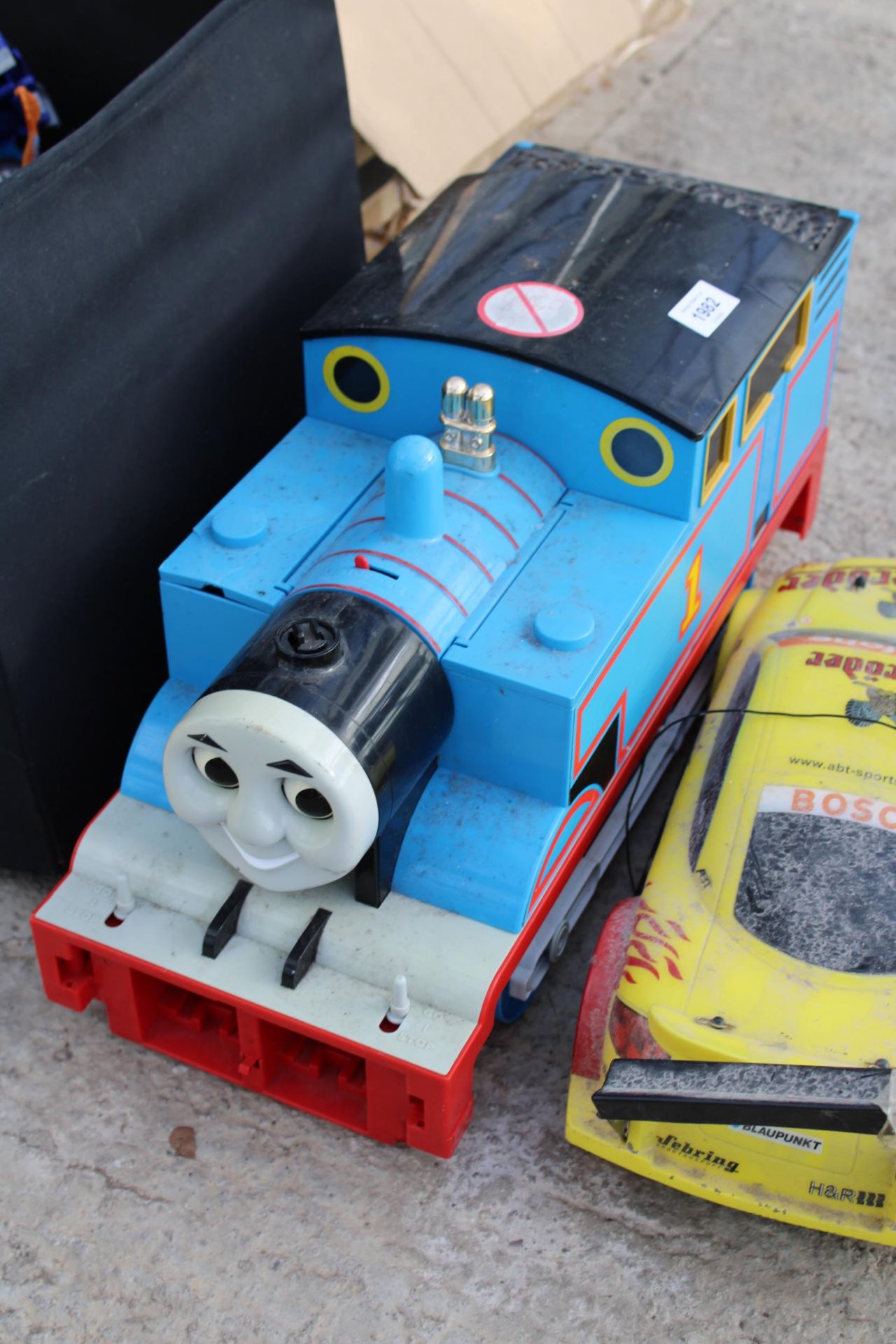 AN ASSORTMENT OF CHILDRENS TOYS TO INCLUDE A THOMAS THE TANK, A CAR AND FIGURES ETC - Image 3 of 4