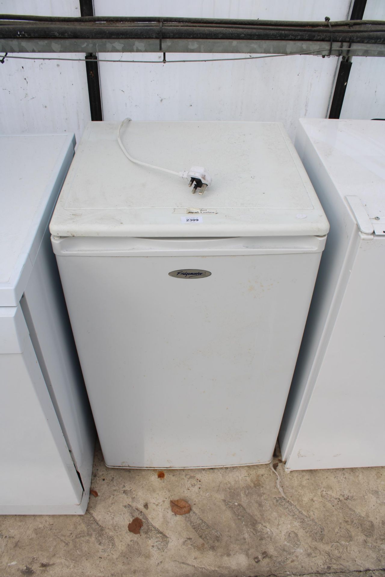 A WHITE FRIDGEMASTER UNDERCOUNTER FRIDGE