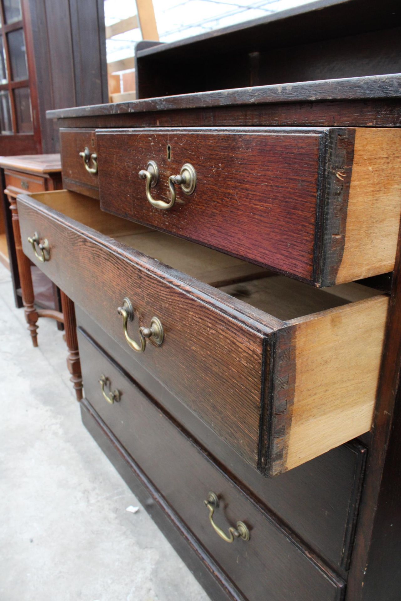 AN EARLY 20TH CENTURY OAK CHEST OF TWO SHORT AND THREE LONG GRADUATED DRAWERS WITH GALLERY SHELF - Bild 3 aus 3