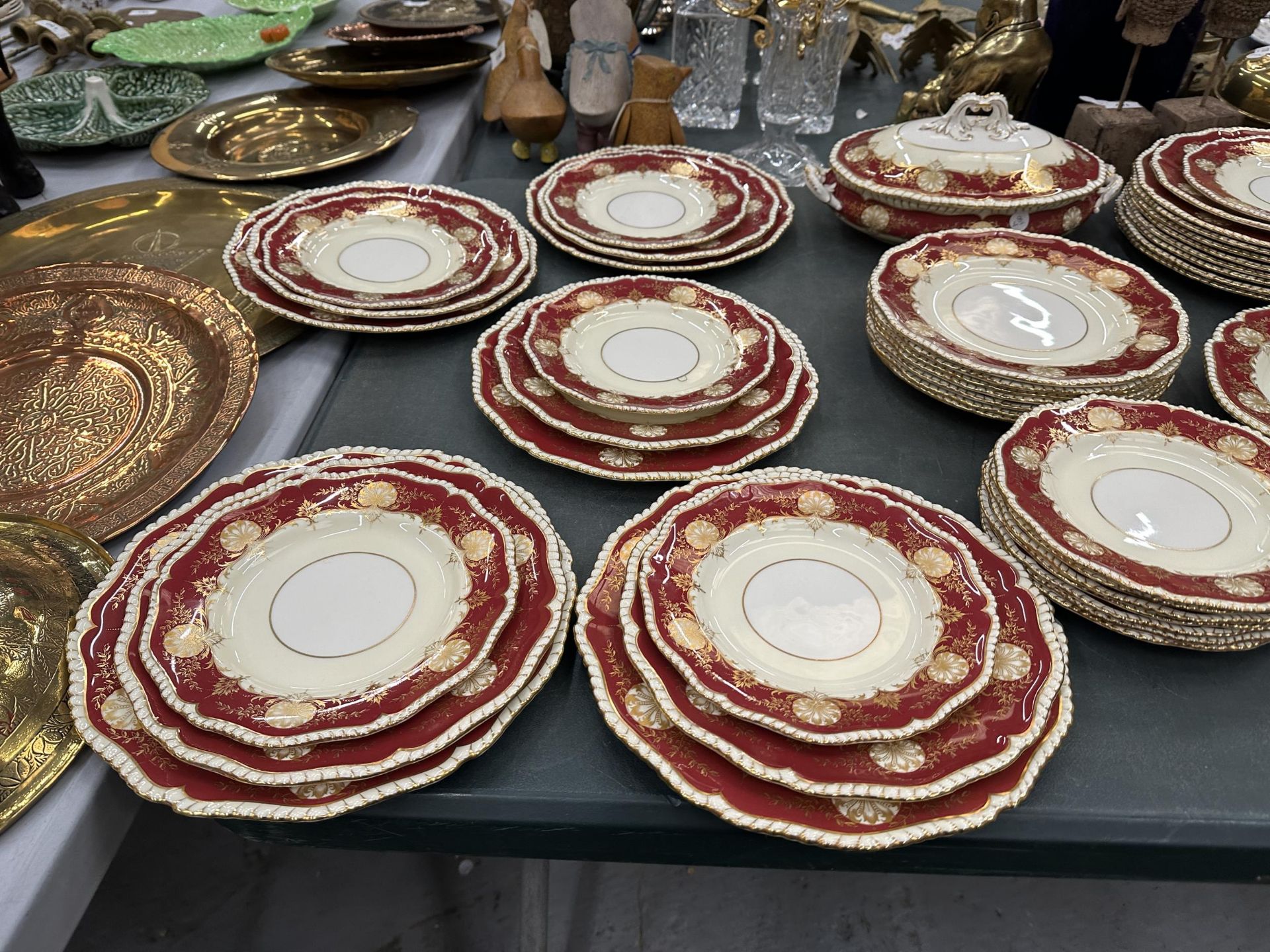 AN EIGHTY EIGHT PIECE ROYAL WORCESTER HATFIELD RED DINNER SERVICE GOLD SHELLS AND LEAVES WITH A - Bild 4 aus 10