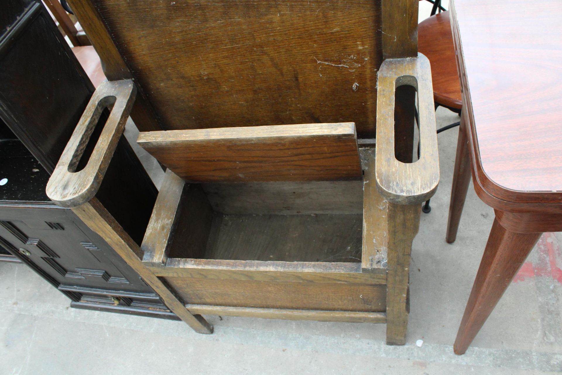 A MID 20TH CENTURY OAK MIRRORED HALL STAND - Image 3 of 3