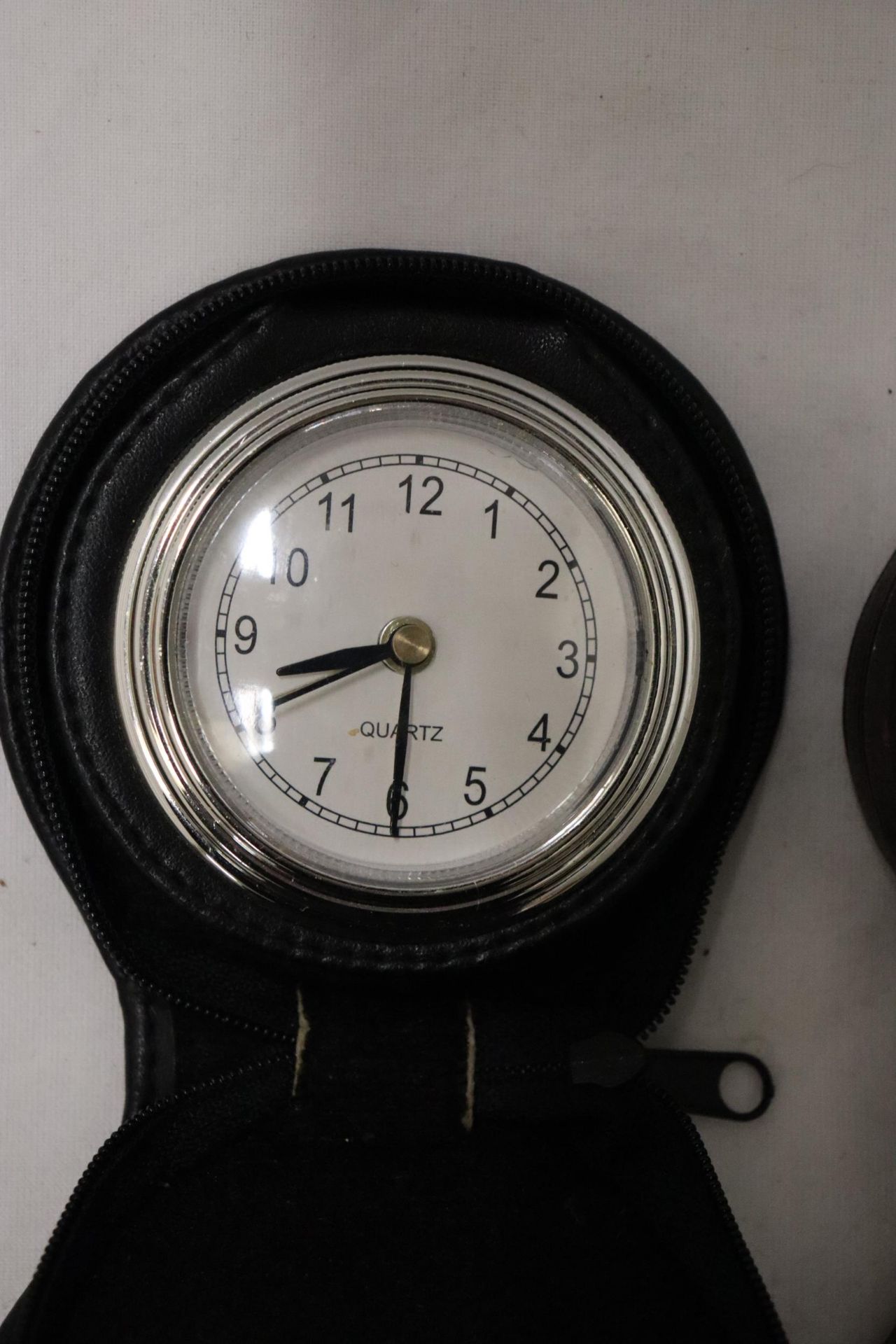 A VINTAGE COMPASS IN AN OAK CASE, A COMPENSATED FOR TEMPERATURE INSTUMENT, MADE BY S & M, DYSON & - Image 4 of 7