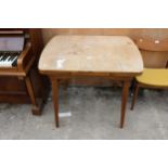 A MID 20TH CENTURY DRAW LEAF DINING TABLE