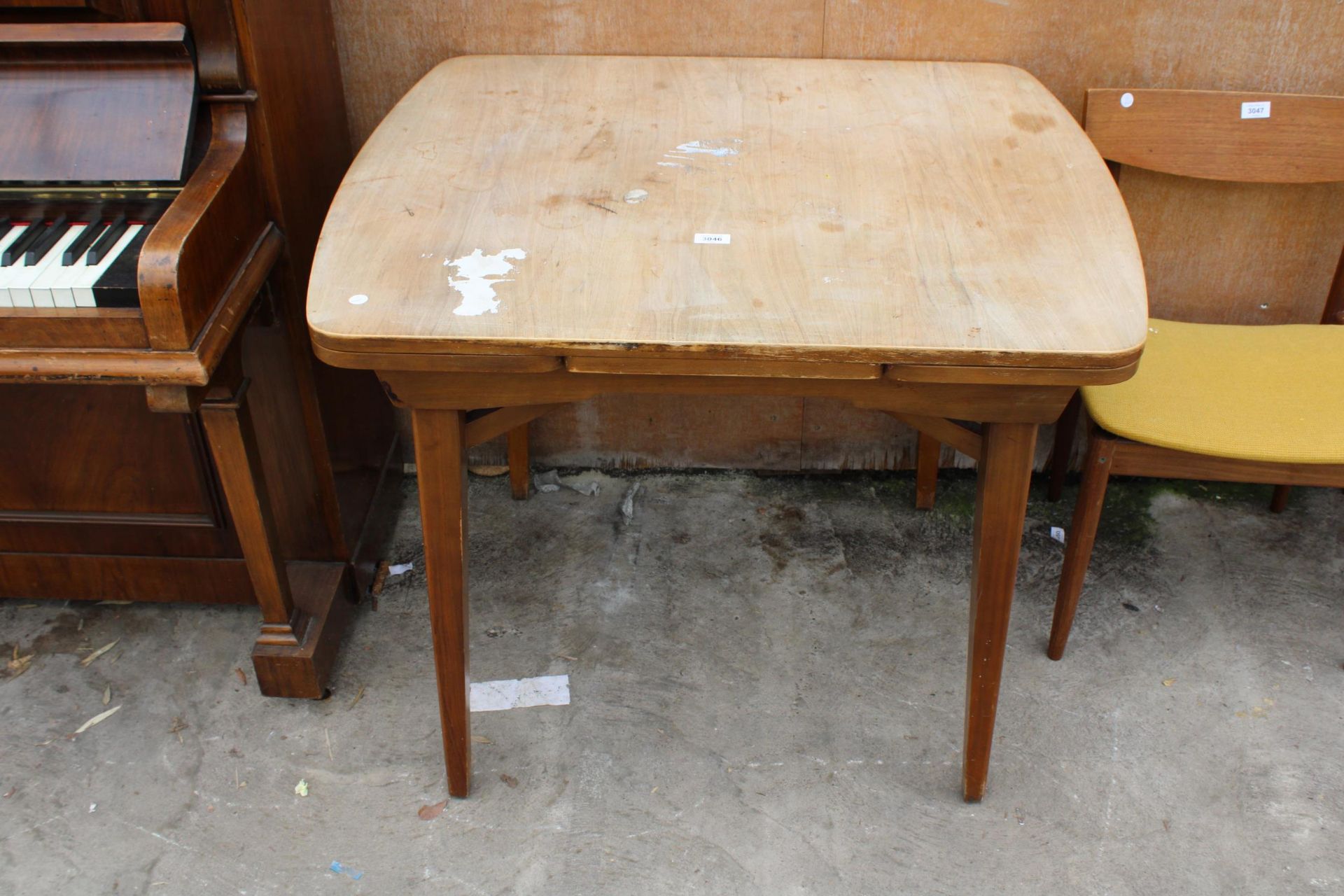 A MID 20TH CENTURY DRAW LEAF DINING TABLE