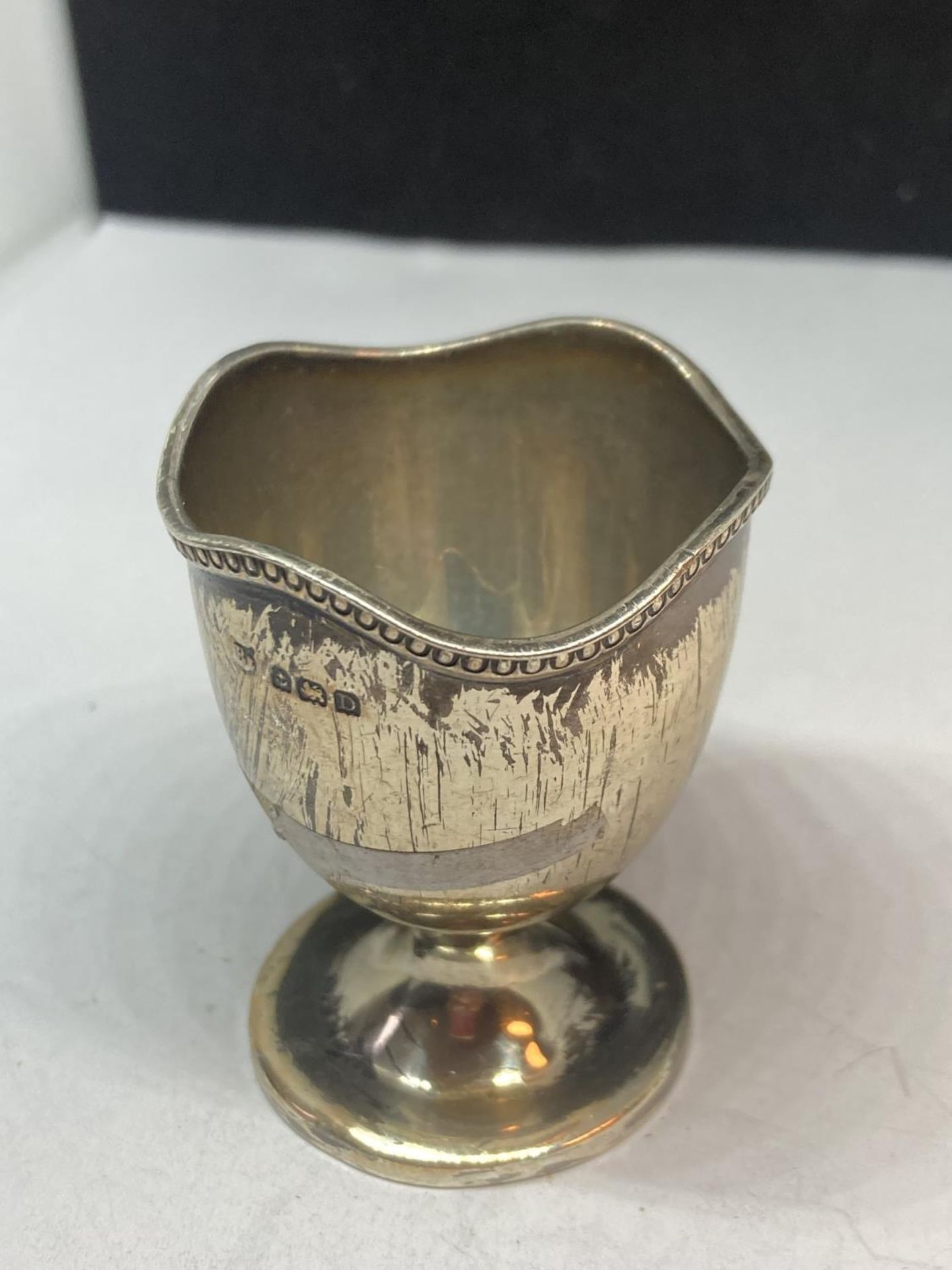 A HALLMARKED BIRMINGHAM SILVER EGG CUP GROSS WEIGHT 38.4 GRAMS - Image 2 of 4