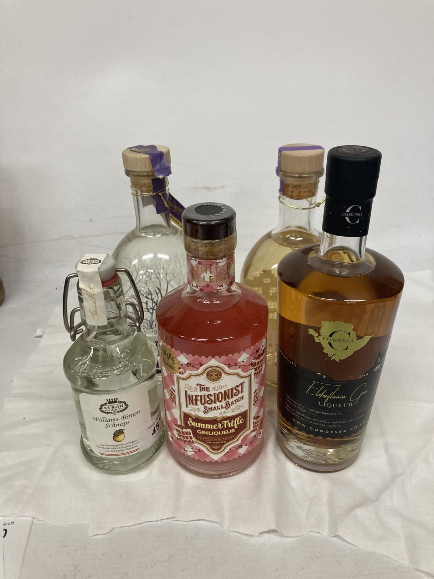 FIVE VARIOUS BOTTLES OF LIQUEUR TO INCLUDE A BLACKBERRY GIN LIQUEUR, AN ELDERFLOWER GIN LIQUEUR